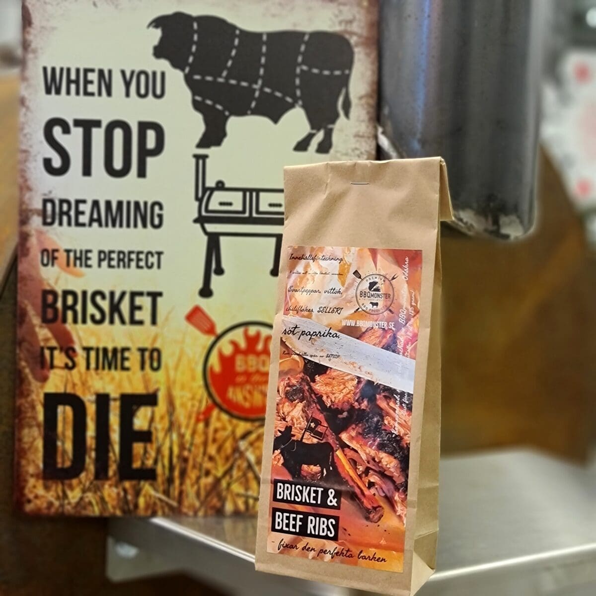 Brisket & Beef-ribs rub - en rub för det mäktigaste köttet kryddblandning för brisket och short-ribs Denna rub tillägnas de tuffaste köttbitarna såsom Brisket och Short-ribs - kött som kräver sina timmar i rök och lagom värme (108 grader). Detta är en avskalad variant av Nötkött #1 (art nr 10002) där örtkryddor och lök hålls till ett minimum. Istället är det en rub som ger stort utrymme för svartpeppar och till viss del även en lätt rostad vitlök samt salt rökt med hickoryträ. Tillsammans med salt av två olika slag och olika hårdhet bildas stammen. Råsocker bär fram smaken av det söta paprika pulvret, vilka tillsammans jobbar för en mörk och fin bark på brisket och beef ribs / short ribs. För att ge en lite höjd används ekologiska chiliflakes. Lägg till sellerifrön och du fick precis nu hela receptet. Brisket som nämndes är en styckdetalj som kräver sina timmar. Rätt tillagad blir det dock en upplevelse svår att slå. Tips: börja i riktigt god tid, köttet skall köras i 108-130 grader tills innertempen ligger runt 92-94 grader. Du kan utgå ifrån att en brisket med en tjocklek på 4 cm tar cirka 12 timmar. De första 60 graderna brukar gå relativt kvickt så få inte panik om den passerar 50 grader redan efter 3 timmar och 60 grader efter 4. Resten av klättringen brukar innehålla "the stall" - en tid där köttet gör sig av med inre vätska. Vätskan lägger sig på utsidan och bidrar med en "svettningseffekt", vilket innebär att köttet kyls av och ibland backar en eller ett par grader. För att få köttet ur "the stall" kan du svepa in det i alufolie eller slaktarpapper. Finns tiden råder BBQmonster dig till att köra den i mål utan "svepning". Blir den klar i förväg så låter du den vila ned till 75 grader inslagen i slaktarpapper, och därefter sätt i en ugn som är förvärmd till 75 grader (alternativt i en avsvalnad kamado, en pelletsmoker eller som alternativ i en kylväska täckt med handdukar. Brisket kan med fördel serveras kring en temp på runt 75 grader. Allergener: innehåller SENAP och SELLERI Levereras i dubbelväggad pappåse om 1,8 dl (ca 125 gram) Om #RubsByBBQmonster #RubsByBBQmonster gör personliga kvalitetsrubs i små batcher med stor noggrannhet. #RubsByBBQmonster mals ut från kvarn med kvarnstenar. Grovleken anpassas efter ändamålet (styckdetaljen) som rubben är tänkt för. Oavsett vilken rub du köper kommer du att märka en klar skillnad mot andra mainstream "grillkryddor" som översvämmar marknaden. Du får här en rub som innehåller både mindre partiklar som når djupt in i köttet, såväl större partiklar vilka lättare överlever grillningen. Vilket därmed ger ytterligare en smakdimension. Dimensionen på partiklarna (strukturen) påverkar också hur du upplever smakerna. Tänk själv hur många fler smaklökar som aktiveras av en 0,5mm bit lök landar på tungan jämfört med ett pulver eller dust.
