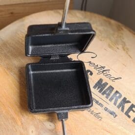 Grilljärn Mackjärn Toastjärn 1x Smörgåsgrill i gjutjärn för öppen eld & grill Ett högkvalitativt "grilljärn" för toast, omelett, paj mm. Tanken är lika enkel som genialisk: ge dig möjligheten att tillaga riktigt vällagad och god mat med bara tillgång till glödande kol och ett "mackjärn" i packningen. Det finns massvis med recept och inspiration på Youtube.  Denna modell är i storlek för en klassisk toast, men så klart kan du göra mer än bara toast i detta rustika grilljärn. undvik smutsiga galler på campingplatser gjutjärn i högsta kvalitet oändliga möjligheter