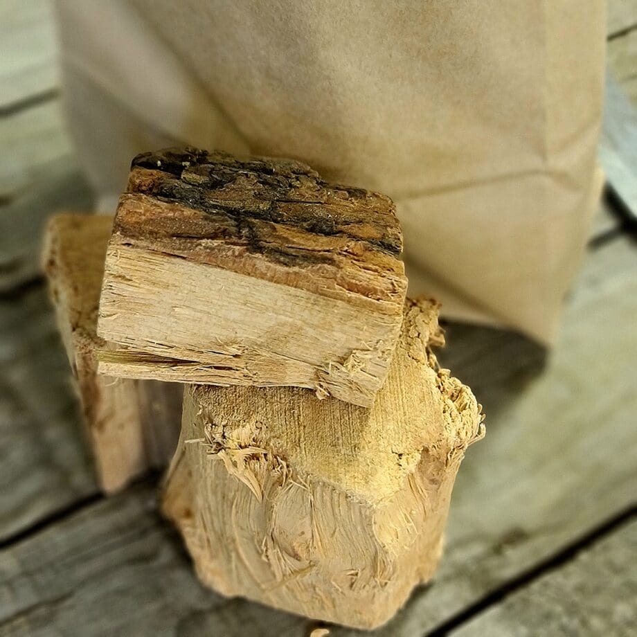 Chunks - Hickory Hickory Chunks - Rökträ - Rökved av amerikanskt Hickoryträ - no1 för Brisket HICKORY CHUNKS, amerikansk med bark i detta fallet,  är ett träslag som ger en kraftfull doft och smak. Hickory tillhör släktet “valnötter”. För många är Hickory trä det ultimata att använda till nötkött, – inte minst för Brisket och Short-ribs. Testa även att blanda ut det med andra träslag som exempelvis Pecan eller Äpple – det är så du lär dig vad du gillar bäst. Doft: Hickory ger en kraftfull och pepprigt intensiv rök, dock aldrig så "svår" som "rök på flaska / liquid smoke" tenderar att vara.  Vill du läsa mer om olika rökträ och vad de passar till så föreslår vi att du tar en kik på BBQmonsters grillskola - här. Chunks är beskrivning av en knappt knytnävsstor träbit - en vedklabb sågad i ungefär 4 bitar och kluven 1 eller 2 gånger. Fördelen med chunks före wood chips och rökspån är att en trä-chunk inte brinner upp medans du stänger locket och tar en sipp av ölen, - detta trä kan producera rök under ett par timmar eller mer. Om du är ute efter att röka köttet och köra low & slow är det utan tvekan denna storlek du bör välja. Sikta på att tillföra rök under åtminstone de tre första timmarna. Det är då som köttet är som mest mottagligt för rök. Faktum är att det framför allt är när köttet är riktigt kallt (eller fruset) som mest rökpartiklar fastnar på ytan (testa till exempel att röka lax frusen!). När köttet blir torrt på ytan slutar köttet till stor del att ta emot röken. Det är i detta läget som det kan vara aktuellt att använda en sprayflaska för "slather" (se denna artikel) Levereras i en fullpackad pappåse om 6liter (vikt varierar beroende på träslag men ca 1,8kg) Om att använda trä för att skapa rök: Blött trä släcker delvis glöden från kolen och skapar oftast en smutsigare rök. Målet när du tillför rökträ är att skapa en fullständig förbränning där röken är klar och fin, inte tjock och mullrande. Thin blue smoke pratar det stora landet i väster om och även om det inte alltid är blå rök som lämnar skorstenen så kan du ha det i bakhuvudet: mörk rök är dåligt, vit rök är bättre men inte bra, ljus eller blåskimrande rök är frisk rök och ger bäst smak och doft. Om du upplever att röken inte är ljus kan du testa att öppna spjällen något mer och på så sätt förbättra förbränningen. Var dock noggrann med att se till att temperaturen inte rusar iväg. När du kör low & slow kan det vara idé att sprida ut 3-6 chunks över kolen så att rök tillförs under hela sessionen, börja med att lägga den minsta biten (eventuellt kluven till stickor) direkt där du tänt kolen, på så sätt startar rökutvecklingen med en gång. Kom ihåg: Torrt trä, med eller utan bark Använd bara trä som du gillar doften från Ljus, klar rök (öka luftflödet om det behövs)
