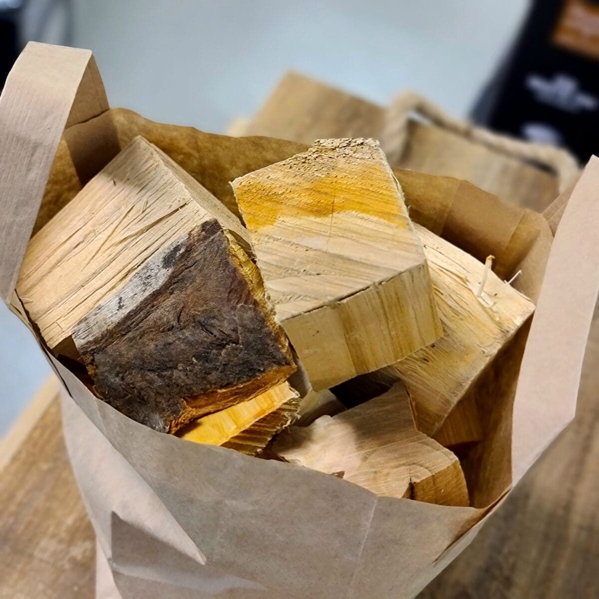 Chunks - Körsbär - Rökträ - Rökved - för lax och griskött fina bitar av körsbärsträ Chunks är beskrivning av en knappt knytnävsstor träbit - en vedklabb sågad i ungefär 4 bitar och kluven 1 eller 2 gånger. Fördelen med chunks före wood chips och rökspån är att en trä-chunk inte brinner upp medans du stänger locket och tar en sipp av ölen, - detta trä kan producera rök under ett par timmar eller mer. Om du är ute efter att röka köttet och köra low & slow är det utan tvekan denna storlek du bör välja. Sikta på att tillföra rök under åtminstone de tre första timmarna. Det är då som köttet är som mest mottagligt för rök. Faktum är att det framför allt är när köttet är riktigt kallt (eller fruset) som mest rökpartiklar fastnar på ytan (testa till exempel att röka lax frusen!). När köttet blir torrt på ytan slutar köttet till stor del att ta emot röken. Det är i detta läget som det kan vara aktuellt att använda en sprayflaska för "slather". Körsbärsträ Trä av körsbär ger en frisk, lätt men ändå tydlig röksmak - men långt ifrån tung och svår. Körsbärsträ är ofta förstavalet för att röka lax och fågel men även BBQ på griskött såsom Pulled pork Ribs, Revben och Kamben. Det sägs att röken från körsbärsträ får köttet att se rödare ut och vi är benägna att hålla med. Levereras i en fullpackad pappåse om 6liter (vikt varierar beroende på träslag men ca 1,8kg) Om att använda trä för att skapa rök: Blött trä släcker delvis glöden från kolen och skapar oftast en smutsigare rök. Målet när du tillför rökträ är att skapa en fullständig förbränning där röken är klar och fin, inte tjock och mullrande. Thin blue smoke pratar det stora landet i väster om och även om det inte alltid är blå rök som lämnar skorstenen så kan du ha det i bakhuvudet: mörk rök är dåligt, vit rök är bättre men inte bra, ljus eller blåskimrande rök är frisk rök och ger bäst smak och doft. Om du upplever att röken inte är ljus kan du testa att öppna spjällen något mer och på så sätt förbättra förbränningen. Var dock noggrann med att se till att temperaturen inte rusar iväg. När du kör low & slow kan det vara idé att sprida ut 3-6 chunks över kolen så att rök tillförs under hela sessionen, börja med att lägga den minsta biten (eventuellt kluven till stickor) direkt där du tänt kolen, på så sätt startar rökutvecklingen med en gång. Kom ihåg: Torrt trä, med eller utan bark Använd bara trä som du gillar doften från Ljus, klar rök (öka luftflödet om det behövs) Läs mer i grillskolan