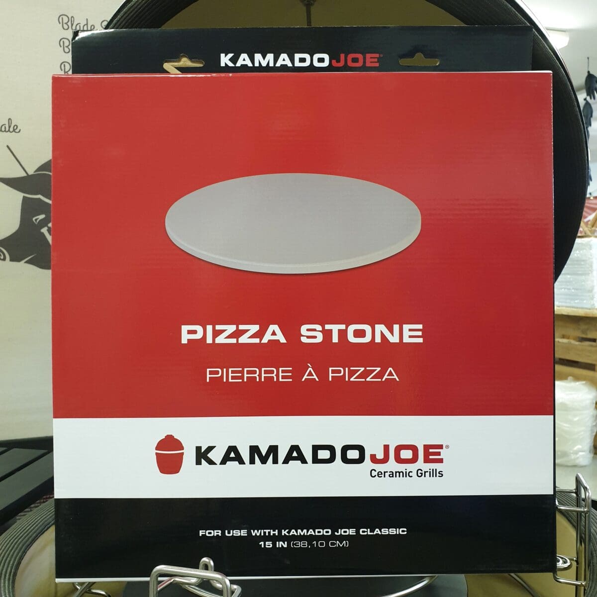 Pizzasten - Kamado Joe - 38cm - passar alla grillar och Kamados Pizza på pizzasten är hemligheten till en "köp-pizza-känsla" där degen är krispig och genombakad utan att blivit som ett knäckebröd. Denna pizzasten är gjord av högkvalitativ värmetålig keramik. Passar både i grill och ugn.  Kamado Joe pizzasten har en diameter på 38 cm, vilket är en alldeles lagom storlek på en pizzza - större och det blir svårt att göra annat än Calzone... Många är vi som på början av 2000 talet letade efter det perfekta receptet på pizzadeg i tron att detta var skillnaden som gjorde skillnaden - vi hade FEL. Hemligheten till en bra bakad pizza ligger istället i att degen bakas under ifrån, från ett redan hett underlag - alltså en upphettad pizzasten. Lagom temperatur i grillen (eller ugnen) är 250 till 300 grader. För många är det då grillen som gäller, då de flesta hushållsugnar stannar på runt 225grader. Tekniken är: varm upp stenen, kavla ut degen på ett bakplåtspapper, dressa din pizza med dina favoriter men börja alltid med tomatsåsen, därefter pizzaosten, sen är det valfritt. Lyft över pizzan på sitt papper, låt den landa på stenen och ganska snart kan du rycka bort pappret. Använd pizzaspade (artikel nr 31016) för att lyfta bort pizzan när osten bubblar. Diameter 38 cm