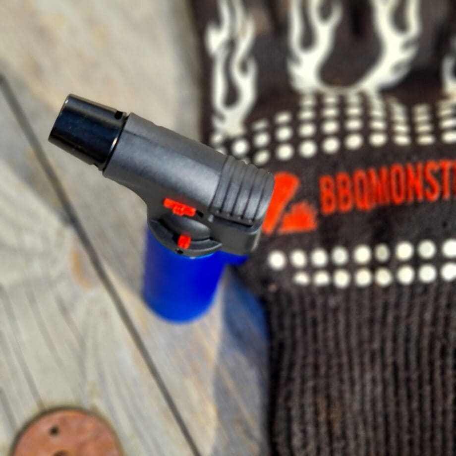 Stormtändare - gaständare perfekt för att tända tändkuber Undvik det irriterande momentet när lågan blåses ut snabbare än du hinner säga ordet BBQ! När du använder tändkuber är det mycket praktiskt med en rejäl gaständare som på kort tid tänder kuberna. Denna tändare har en rejäl behållare för gas vilket gör du sannolikt ej behöver fylla den med gas mer än 1 gång per år. Stormtändaren har ett bra grepp genom en gummibeläggning som täcker hela handtaget. Kommer i osorterade färger. Säkerhetsspärr Påfyllningsbar Reglerbar låga