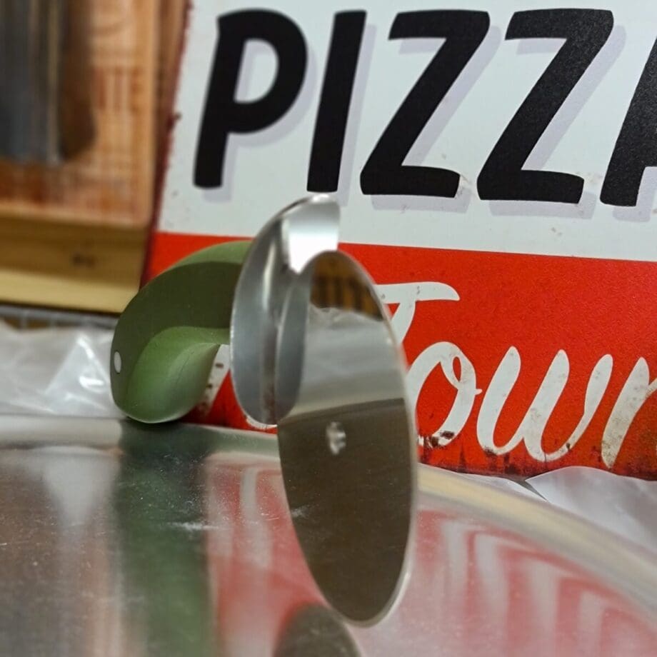 Pizzaskärare, pizza slicer, pizza roll cutter - med tjockt handtag i gummi Pizzaskärare i form av det klassiska hjulet som enkelt som margarita klyver din pizza i slices. Ett verktyg som gör livet enklare och tar dig ett steg närmre din egen pizzeria. Rejält gods i rostfritt Rejält grepp i gummi Ergonomisk design När du väl är där, så har du skylten här: