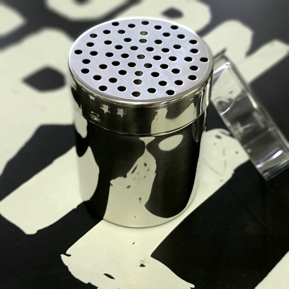 Ströare "rostfritt stål" - ultimat shaker för Rubs, 4mm stora hål och tätslutande plastlock. Denna ströare är perfekt för rubs tack vare de stora hålen. Hålens jämna placering över hela ytan gör det enkelt att få till en jämn applicering av rubben. Lätt att torka av och håller sig snygg. Locket sluter helt tätt och förhindrar därmed att kryddorna oxiderar och tappar smak. Ströare, shaker, stöer, dreger, kryddströare - kärt barn har många namn. Vid matlagning där många timmar läggs ned på att allt skall bli perfekt så skall det inte snålas på ströaren...se framför dig hur en ströare i glas tappas och glas letar sig in i ditt mästerverk - det är här som en tålig shaker i rostfritt stål kommer till sin rätt. Med en diameter på ca 7 cm och en höjd på ca 8 cm innebär att den enkelt sväljer volymen från en rub på mellan 150 - 175 gram. Att förvara rubs och kryddor i tätslutande och ljustäta förpackningar förbättrar hållbarhet och smak. hygieniskt och lättrengjord rostfritt stål stora hål över hela ytan