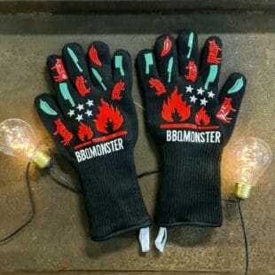 Grillvantar - BBQ gloves Uppdaterad design - nya motiv och ännu längre skaft! Grillhandskar - BBQ Gloves - Värmetåliga Handskar - skyddar bättre än läder! Grillvantar, BBQ gloves, BBQ-handskar, Värmetåliga handskar - Ett måste för Kamado-ägaren eller den som tröttnat på grilltången. Detta är ett par Grillvantar, BBQ gloves, BBQ-handskar, Värmetåliga handskar som älskas av kunderna. Inte bara rackarens snygga utan också smidiga, bekväma och inte viktigast av allt - värmetålig utsida som tåler upp till 500 grader C. Fodret är mjuk och bekvämt och framförallt är det fastsytt så att du inte står där med en handske ut-och-in stup i kvarten. Silikonmönster på båda sidorna förbättrar greppet och passar oavsett vilken handske som dina händer glider in i.  Extra långa Grillvantar, BBQ gloves, BBQ-handskar, Värmetåliga handskar (33 cm) vilket ger dig skydd en bit upp på underarmarna - något som inte minst alla som gjort smash-burgers på ett hett stekbord kan förstå att uppskatta. Använd Grillvantar, BBQ gloves, BBQ-handskar, Värmetåliga handskar för att flytta galler, deflektorstenar etc. Priset är för ett par (alltså 2 stycken handskar) Grov rejäl kvalitet Extra långa (skyddar handlederna) Tvättbara i maskin OBS: väta försämrar värmeskyddet, används torra. Om du skall transportera heta objekt under längre stunder i sträck kommer handsken bli uppvärmd oavsett hur bra värmeskyddet är, handskarna är gjorda för att utsättas för värme under kortare stunder åt gången. Storleken är rejält tilltagen för att passa alla (okej - är du svartsmed med svullna händer så kan det bli tight men annars...).