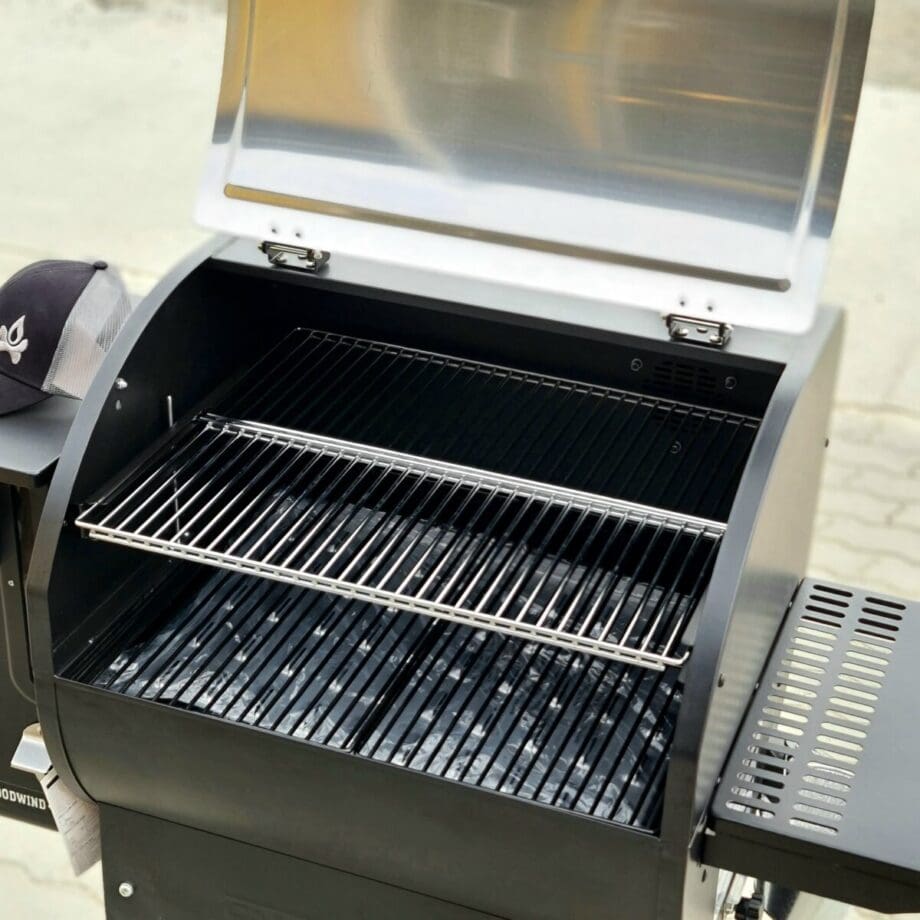 Pellet smoker - Wood wind 24 - innovativ och smidig pellet smoker från Campchef Här kan det skrivas en lång text för Pellets Smoker Wood wind 24 från Camp Chef är verkligen inte vilken pellet smoker som helst. Det är en mycket innovativ och genomtänkt pellet smoker som kommer ge dig en smidig BBQ och roligare BBQlifestyle! Faktum är att många andra tillverkare ligger ett par hack bakom Wood wind eller vad sägs om följande egenskaper och finesser: grilläge "öppen låga" som öppnas med en spak lucka för tömning av förbränningskopp utan att behöva lyfta ur galler tydlig LCD display med innovativt och självförklarande menysystem uppkoppling via app - styr och övervaka från varhelst du är Fyra (4!) termometer-probes gör att du kan övervaka flera olika köttbitar två nivåer med galler, båda bestående av två galler (= enklare att lyfta/flytta) öppet fönster i pelletmagasinet så du ser nivån 10kg pelletsmagasin magnetlock på pelletsmagasinet förhindrar att locket blåser upp stort lock på pelletmagasinet som blir en perfekt avlastningsyta/sidobord robusta solida hjul inbyggd huvudnyckel (ölöppnare) rymlig sidohylla ingår tömningslucka för att enkelt byta pelletssort enkel montering med det mest förmonterat Snygg keps följer med
