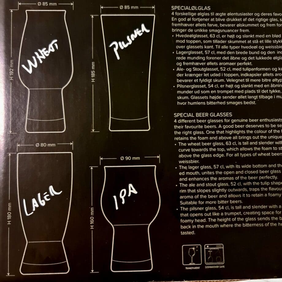 4 pack special ölglas - perfekt present till ölentusiasten - varje ölsort förtjänar sitt eget glas Detta kit med ölglas innehåller fyra olika typer av ölglas: Ett 53cl (192mmx85mm) ett glas för Ale, IPA, APA och Stout. Tulpanformade kroppen är gjord för att underlätta ölen att bygga ett fint och kompakt skum vilket i sig lyfter fram de speciella humletonerna och de citrusaktiga aromerna som är talande för IPA. Den lätt utåtvikta kanten fångar inte bara dina läppar utan kapslar även in ölets aromer och bevarar ölets skumkrona. Passar bäst till öl med hög beska. Ett 54cl (185mmx85mm) ett glas för Pilsner. Ett slankt och högt ölglas  med en öppning likt en trumpet, vilken skapar plats för skumkronan. Glasets höjd gör att ölen hamnar långt bak på tungan där beskan från humlen upplevs bäst. Ett 57cl (180mmx80mm) ett glas för Lager. Ett ölglas med bred fot, smal midja och en kropp som därefter blir vid. Detta för att förena egenskaperna som finns att finna i både mer stängda och mer öppna ölglas - allt för att framhäva en lagers alla aromer. Ett 63cl (192mmx85mm) ett glas för weissbier / veteöl. Ett högt och slankt glas med en mjuk kurva vid toppen. Denna böj på glaset tillåter att skumkronan att växa strax över glaset topp utan att den går sönder. Specialdesignade glas. Kroppen, rymden och glasets öppning och kant hjälper varje ölsort att framkalla en maximalupplevelse. Priset är för 4 glas. maximerar smak och doft går att diska i maskin Tillverkade i EU.