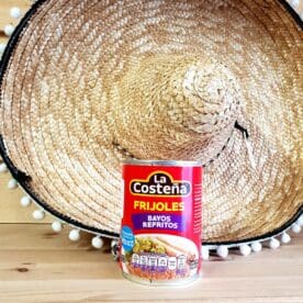 La Costena Refried pinto beans Frijoles Bayos Refritos är en stekt bönröra på pintobönor som du äter som den är eller själv kryddar upp med de smaker du önskar