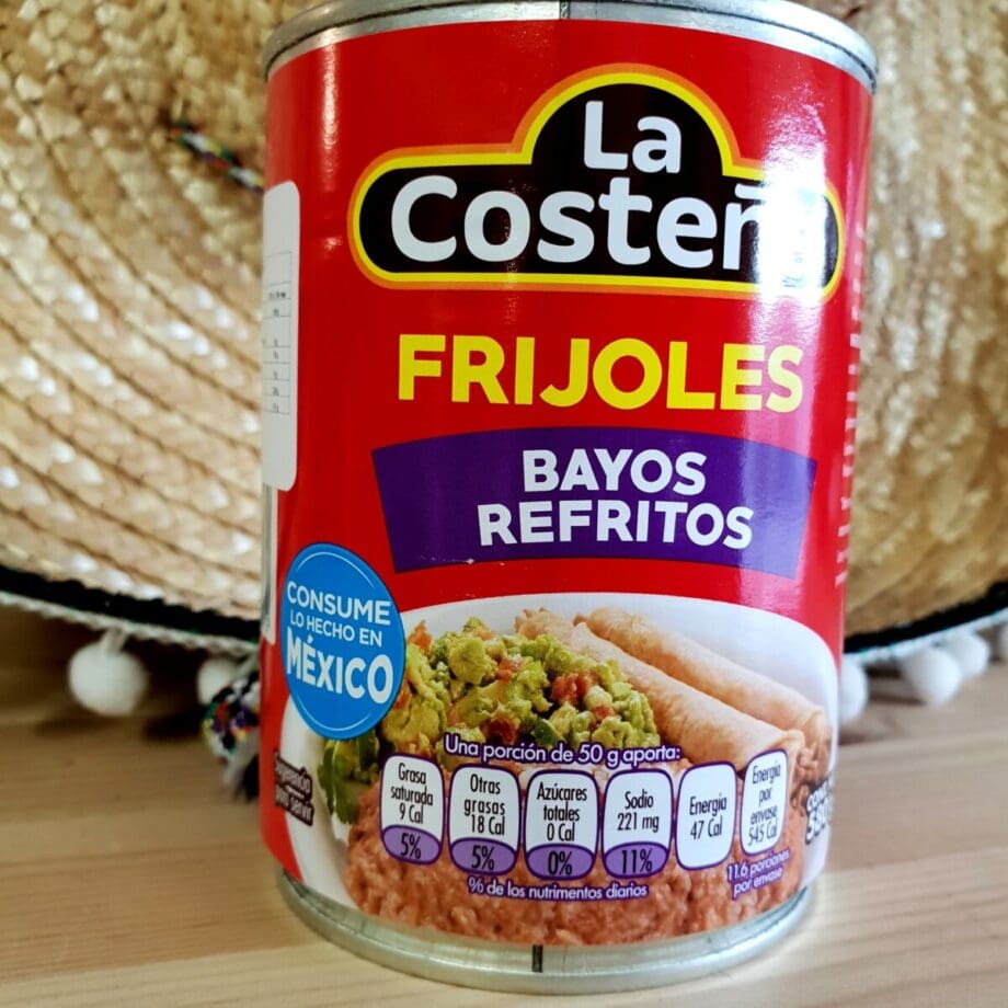 La Costena Refried pinto beans Frijoles Bayos Refritos är en stekt bönröra på pintobönor som du äter som den är eller själv kryddar upp med de smaker du önskar