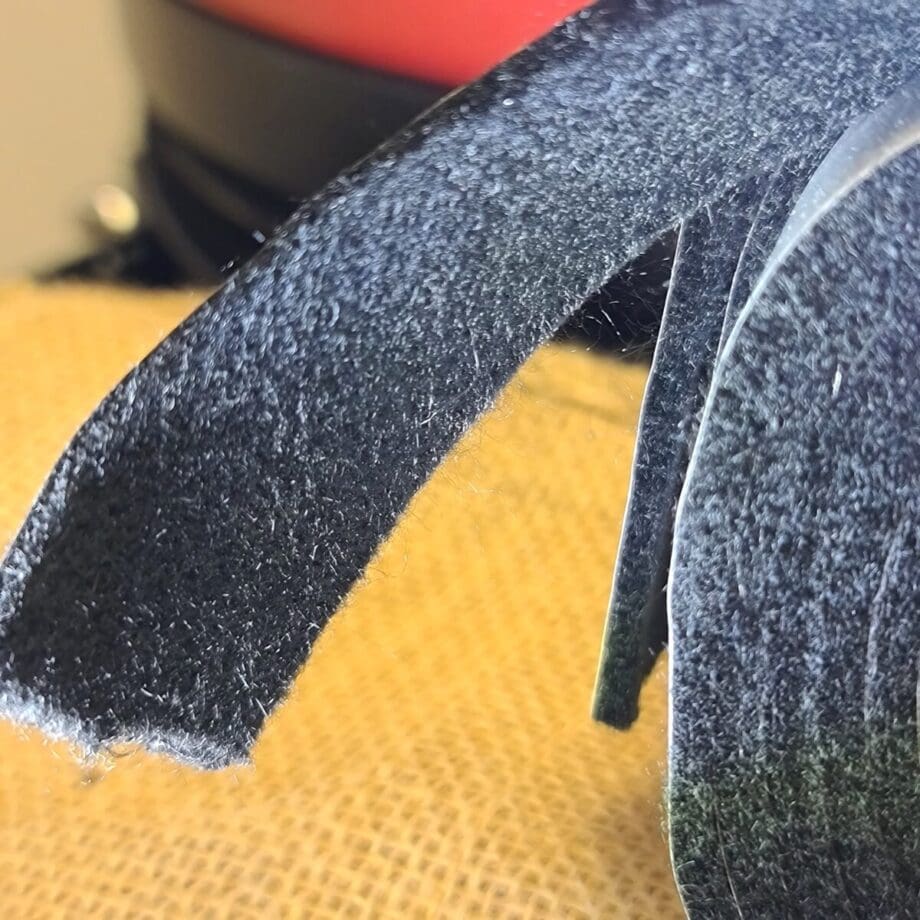 Filtpackning, självhäftande, värmetålig Passar alla Kamado och storlekar för Kamado Joe Big Green Egg m.fl. Att byta filtpackning varje eller vartannat år förhindrar att din Kamado börjar smygdra luft och därmed bli ostabil i temperaturen. Den värmetåliga packningen kan användas till mer än enbart kamados, exempelvis pellet smokers, offset smokers, bullet smokers eller klotgrillar som smygdrar luft och läcker rök. Denna förpackning värmetåliga Filtpackningar från BBQmonster ger dig nu TVÅ längder vardera 250cm långa och 3cm breda (tidigare var du med en BIG Joe eller BGE XL tvungen att köpa 2 paket men nu löser ett paket det). Detta gör att denna förpackning av värmetålig filtpackning numera "passar alla jäkla storlekar av Kamadogrillar". Värmetålig packning för  Kamado Joe och andra Kamadogrillar används för att ersätta originalpackningen när den blivit utsliten. Denna kamadopackning är 3cm bred, vilket är nödvändigt för en Kamado Joe. Primo och vissa andra märken behöver inte en lika bred packning och då tar du helt enkelt efter montering ett vasst rakblad och skär rent den del av packningen som är överhängande insidan av kamadon. Med denna sats med värmetålig filtpackning kommer du få över material även på de stora Big Joe och BGE XL mfl. Så här mycket material går åt: Classic Kamados med galler diameter 47cm (ex Classic Joe, BGE, Primo 47) 55cm diameter (mät hela kamadon från ytterkant till ytterkant) = 173 cm uppe och 173 cm nere. 70cm diameter (mät hela kamadon från ytterkant till ytterkant) = 220 cm uppe och 220 cm nere Packningen innehåller 2 längder á 250cm så som synes är det gott mått!