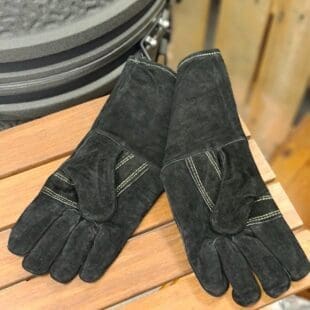 Grillvantar - I läder med långa skaft - BBQ Gloves - Värmetåliga Handskar 35cm! Grillvantar, BBQ gloves, BBQ-handskar, Värmetåliga handskar - Ett måste för Kamado-ägaren eller den som tröttnat på grilltången. Detta är ett par Grillvantar, BBQ gloves, BBQ-handskar, Värmetåliga handskar av äkta läder Grymt snygga, värmeskyddande och långa skaft som når halvvägs upp till armbågen. Fodret är mjuk och bekvämt och framförallt är det fastsytt så att du inte står där med en handske ut-och-in stup i kvarten. Naturligt bra grepp i den ruggade läderytan.  Extra långa Grillvantar, BBQ gloves, BBQ-handskar, Värmetåliga handskar (hela 35 cm!) vilket ger dig skydd en bit upp på underarmarna. Använd Grillvantar, BBQ gloves, BBQ-handskar, Värmetåliga handskar för att flytta galler, deflektorstenar etc. Priset är för ett par (alltså 2 stycken handskar) Grov rejäl kvalitet Extra långa (skyddar handleder och underarmar) Snygga och mycket Instagramvänliga