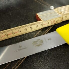 Slaktkniv från Victorinox med klassiskt böjt, uppåtvinklat avslut på bladet. En slaktkniv används som hörs på namnet främst för slakt men även för styckning av köttstycke. Avslutet med uppåtvinklat knivblad gör det enklare att komma åt att skära runt kotor och leder. Slaktknivens totala längd är ca 32 cm, fördelat på ett handtag på 14cm och ett 18 cm långt, stelt blad med sylvass egg. Slaktknivarna från Victorinox används professionellt av både styckare och slaktare. Fokus på användarvänlighet, enkelhet att rengöra och ergonomi ligger i fokus. Skaftet som är gjort av Fibrox är av konstmaterial som ger ett grymt bra grepp och som är enkelt att rengöra. Handtaget passar både höger- och vänsterhänta. Både skaft och blad är helt fritt från mikroporer vilket gör att både blad och handtag går att får helt rent och desinficerat.