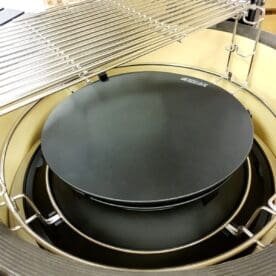 Enkelt sagt kan man beskriva Hyperbolic insert med att den till skillnad från ett givet utrymme mellan deflektorstenarna och kamado-kroppen får röken att cirkulera och pulsera istället för att hitta närmsta vägen ut (skorstenen). Till utseendet påminner Hyperbolic insert om en skorsten med topp. Draget genom kamadon blir lägre genom att luftflödet inte bara blir helt vertikalt. Det blir med det ännu enklare att hålla ned tempen. Jämför med att toppventilen inte kan skapa samma drag rakt igenom kamadon som när deflektorstenarna är på plats, där draget sker just helt vertikalt och med Hyperbolic insert måste luften förflyttas i sidled för att komma "upp och ut".