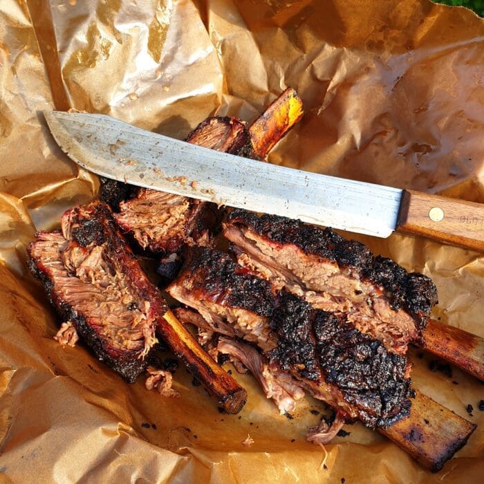 Beef ribs av grainfed black angus är bland det mäktigaste du kan göra i din smoker eller kamado använd med fördel kraftigt rökträ såsom hickory eller mesquite