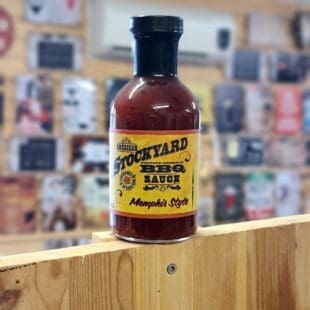 BBQ sauce Memphis style från American Stockyard -perfekt för Pulled pork En grymt god BBQ sås för pulled pork och ribs! Denna sås är en av de få BBQ såser som innehåller lite mer syra, något som gör att en BBQ sås öppnar upp sig för fetare styckdetaljer. Memphis red från American Stockyard är en BBQ-sås som inte har många uns av rökighet. Syrligheten gör att den även kommer att passa bra på tallriken vid både Short ribs och Brisket. Såsen innehåller ingen hetta att tala om, det är med andra ord en sås som hela familjen kan njuta av utan risk för sura miner och brännande tungor. Pensla dina Iberico ribs, stöt ut några centiliter över den dragna grisen eller låt den stå som en kall sås vid bordet - oavsett så bör denna eller liknande sås ingå i varje seriös grillers grundutrustning, svagt syrlig, naturlig sötma och härlig balanserad rökighet som inte tar över. Såser från American Stockyard görs utan Gluten och innehåller inte heller någon majssirap med högt fruktos-innehåll. Innehåller 425 gram och kommer i  en snygg glasflaska med stor öppning. Tips: spara flaskan ifall du gör din egen BBQ sås en dag! Tips: för att få en köttbit tjockare än 5 cm genomkryddad så är nedanstående produkt lösningen. Injicera ex buljong eller rub som du löst upp i vatten eller öl. Testa dig fram med olika smaksättare!