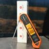Köttermometer TP-19H Köttermometer Thermopro TP-19H är en grymt gedigen snabbtermometer. En snabbtermometer är ett måste både ute vid grillen och i köket. Att denna termometer från Thermopro är vattentät och har auto on/off (stänger ner efter 90 sekunder) gör att du med gott samvete kan glömma den ute i sommarregnet... Denna köttermometer från Thermopro är snabb, riktigt snabb (3sek). Den är vattentät nog att klara diskas under rinnande vatten. Enkelt handhavande med tryckkänslig yta - alltså inga knappar där germs och bassilusker kan gömma sig. Displayen är STOR, tydlig och har en bra bakgrundsbelysning. Spetsig nål för mindre ingångshål. Noggrannheten är hög: +/-0,5 grader Celsius! Val av termometer Efter val av kol är valet av termometer kanske det viktigaste valet för en griller. I grundutrustningen hos varje seriös griller och foodie bör det finnas två sorters termometers: en stationär termometer med minst två stycken probes (nålar), gärna trådlös så att du enkelt kan övervaka längre grillningar utan att behöva lyfta på locket. Den andra bör vara en riktigt snabb termometer och det är här denna modell kommer in i bilden. Den ena ersätter inte den andra utan används på två helt olika sätt. En snabbtermometer används för att blixtsnabbt avgöra om laxen, kycklingfilén eller skivan med kött är klar. Lyft gärna upp köttbiten eller fisken en bit från galler och direkt värme. Tryck in hela nålen i centrum/centrum och dra därefter långsamt termometern mot dig och avläs hela tiden displayen - om måltempen visas genom hela "draget" kan du vara säker på att målet är nått. Handhavande Enklare blir det inte: tryck in nålen i objektet i centrum/centrum, dra nålen långsamt igenom i takt om 3 sekunder och du får korrekt temperatur presenterad i displayen. Design Detta är en högkvalitativ köks- och grilltermometer som är klädd i gummi för att ett bra grepp. Den har en inbyggd magnet för att du skall kunna fästa upp den...inte på din heta grill...men väl på en magnetisk yta i ditt kök eller utekök. Displayen är tydlig och bakgrundsbelyst. Spetsig nål för mindre ingångshål. Fördelar: Snabbare än Bolt (3sek) display som självroterar för att du skall slippa vrida huvudet upp och ned :) Bakgrundsbelysning vid ett tryck på knappen stor och tydlig display Vattentät Auto off efter 90 sekunder noggrannhet på +/- 0,5 C