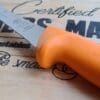 Putskniv - ta bort hinnor och putsa kött i allmänhet - Victorinox Swibo semiflexibelt blad Detta är en suverän putskniv som är  Filéknivar från Victorinox används professionellt. Fokus på användarvänlighet, enkelhet att rengöra och ergonomi ligger i fokus. Skaftet som är gjort av Swibo är av konstmaterial som ger ett grymt bra grepp och som är enkelt att rengöra. Handtaget passar både höger- och vänsterhänta. Både skaft och blad är helt fritt från mikroporer vilket gör att både blad och handtag går att får helt rent och desinficerat. TÅL DISKMASKIN! Swiss Made av Victorinox - ett kvalitetsföretag som inte kräver närmre beskrivning. Längd på bladet: 13 cm Längd på skaftet: 13 cm
