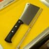 Köttyxa - 40cm / 1kg XL Cleaver Proffsig modell i rostfritt med rejält handtag 40cm  Köttyxa som definitivt gör sig både i det proffsiga hemma köket och i slaktboden på älgjakten eller vildsvinsjakten. Ett rakt igenom proffsigt redskap när du vill choppa upp dina kotletter, hacka av ett legg eller klyva ett djur på mitten - ditt val, denna Köttyxa / Cleaver klarar allt. Många Köttyxor är inte mycket mer än en kniv med ett högt blad, detta är något helt annat. Det är inte bara själva godset som är grövre och längre det är även att handtaget är utformat för att du faktiskt skall kunna svinga cleavern hårt och igenom ben utan att du därefter forcerar dina knogar rakt ner i huggkubben. Höjden på bladet går från 13cm längst fram till 9 cm längst bak mot handtaget, detta ger ett huggdjup på hela 5cm innan din hand riskerar att gå emot underlaget (givetvis kan du hugga ännu tjockare ben och kött än så genom att se till att handen alltid är utanför huggkubben när köttyxan går igenom). Denna rejäla och rustika "cleaver" har en rejäl grovlek på godset vilket tillåter att du kan ta i riktigt mycket utan risk att böja stålet. Längden på bladet är ca 22 cm och det har en tjocklek på hela 0,5cm. Eggen är slipad i vinkel som skall tåla hårda tag utan jack i eggen. Handtaget som ger rejäl hävkraft genom sin längd på hela 20 cm är gjort i greppvänligt konstmaterial där bladet går ner och fäster hela 13cm in i handtaget, med andra ord så håller du i stort sett i bladet när du greppar handtaget som löper runt om. Den högerhänte kan njuta av en ergonomi som erbjuds på vänster sida på handtaget där fingrarna löper. Total längd: 40cm Längd på bladet: 22 cm Längd på skaftet: 20 cm Vikt: dryga kilot