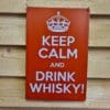 Tavla skylt "Keep Calm and drink Whisky" Vintage skyltar i plåt. Skylt för kök, utekök, grillhörna, BBQ, Bar, Mancave Dekorera din favoritplats med skyltar och metalltavlor i rustik vintage design som bjuder in till ett skratt eller två ;) En tavla med de bevingade orden "Keep calm and drink Whisky" Ja, det är ju gott, så varför inte? En perfekt skylt att hänga baren eller favoritplatsen. Tavlor i metall och plåtskyltar? BBQmonster har en häftig samling tavlor och skyltar i metall som kan vara den perfekta presenten eller tillbehöret till presenten som gör pricken över i:et, eller "the prick over the eye" som man säger i Amerikat... Metalltavlor för grill och BBQ är efterfrågade dekorer till utekök, mancaves och grillhörnor och med BBQmonsters uppsättning är chansen god att du hittar en skylt som passar just dig eller den person du skall köpa presenten till. Ett presenttips kan vara att om du köper låt säga ett paket spanska ginglas att då komplettera med en skylt som förstärker budskapet. Samma sak kan appliceras Ölglas, Kamados osv. Livsnjutare, Foodies och grillare är ofta glada för både god mat och god dryck. Därför kretsar många av dessa vintage skyltar och metalltavlor på tema Mat, såsom recepttavlor (för exempelvis Pulled pork, Revben / Ribs och Brisket). Eller Dryck (whisky, bourbon, beer, öl, IPA, Cider, Stout och inte minst modedrycken GIN). Tavlorna i metall finns i ett antal olika format, men där det vanligaste är måtten 20 x 30 (stående) cm eller 30 x 20 (liggande). Det finns även ett par större modeller (bland annat runda). Skyltarna har en vikt kant så inga vassa kanter existerar. Hörnen är försedda med hål (på det fyrkantiga tavlorna) där du enkelt med två eller fyra spik eller skruvar fäster upp tavlan på underlaget. Du kan även använda dubbelhäftande tejp om det passar bättre mot underlaget. Keep calm and drink Beer! Du hittar alla tavlor och skyltar under kategorin Tavlor metall (www.bbqmonster.se/produkt-kategori/tavlor/)