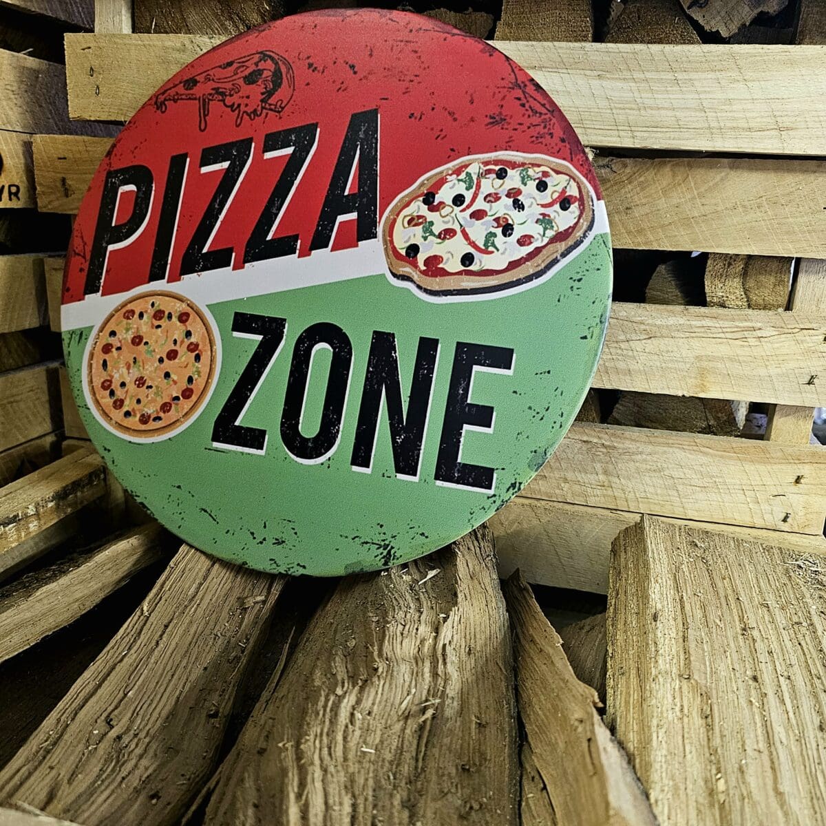 Plåtskylt / Tin sign "Pizza Zone" metalltavla för kök, utekök, grillhörna, BBQ, Bar, Mancave Dekorera din favoritplats med skyltar och metalltavlor i snygg design som bjuder in till ett skratt eller två ;) Är du fast i Pizza-träsket med leopardmönstrade degkanter och degrecept som jäser längre än en sättning egenbryggd öl? Då är det kanske så att du eller objektet för denna skylt är värd en skylt som berättar vad det hela handlar om: Pizza Zone Tavlor i metall och plåtskyltar? BBQmonster har en häftig samling tavlor och skyltar i metall som kan vara den perfekta presenten eller tillbehöret till presenten som gör pricken över i:et, eller "the prick over the eye" som man säger i Amerikat... Metalltavlor för grill och BBQ är efterfrågade dekorer till utekök, mancaves och grillhörnor och med BBQmonsters uppsättning är chansen god att du hittar en skylt som passar just dig eller den person du skall köpa presenten till. Ett presenttips kan vara att om du köper låt säga ett paket spanska ginglas att då komplettera med en skylt som förstärker budskapet. Samma sak kan appliceras Ölglas, Kamados osv. Livsnjutare, Foodies och grillare är ofta glada för både god mat och god dryck. Därför kretsar många av dessa vintage skyltar och metalltavlor på tema Mat, såsom recepttavlor (för exempelvis Pulled pork, Revben / Ribs och Brisket). Eller Dryck (whisky, bourbon, beer, öl, IPA, Cider, Stout och inte minst modedrycken GIN). Tavlorna i metall finns i ett antal olika format, men där det vanligaste är måtten 20 x 30 (stående) cm eller 30 x 20 (liggande). Det finns även ett par större modeller (bland annat runda). Skyltarna har en vikt kant så inga vassa kanter existerar. Hörnen är försedda med hål (på det fyrkantiga tavlorna) där du enkelt med två eller fyra spik eller skruvar fäster upp tavlan på underlaget. Du kan även använda dubbelhäftande tejp om det passar bättre mot underlaget. Du hittar alla tavlor och skyltar under kategorin Tavlor metall (www.bbqmonster.se/produkt-kategori/tavlor/)