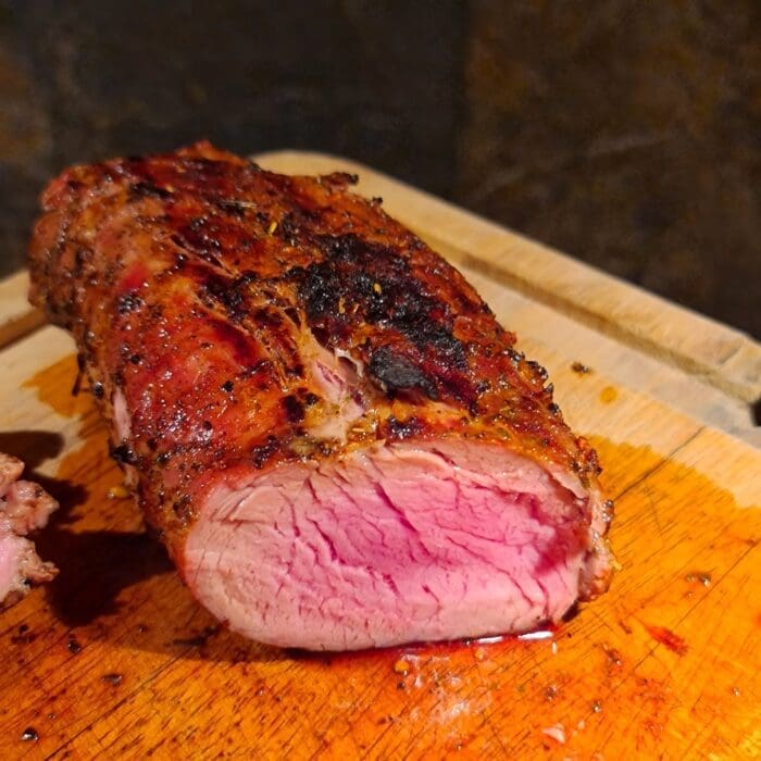 Fläskfilé "solomillo" av Iberico gris: Pris och förpackningsstorlek: 399 kr per kg - ca 0,8 till 1,1 kg per förpackning - Fryst, tinar fort i kallvatten. Lager status: finns i lager Vad är Solomillo: Solomillo är benämningen för innerfilén - den äkta fläskfilén - av svartfotsgrisen - ibericogrisen. Grisarna som levererar detta kött är "Bellota" det vill säga uppfödda på en diet av ekollon. Denna fläskfilé har fett insprängt, vilket sällan kan sägas om filéer från den rosa kusinen i norr. Denna fläskfile är till utseende och färg mer lik en oxfilé och smakmässigt ger den så mycket mer tillbaka än mycket annat kött. En höjdare som inte gör bort sig i något sammanhang. Så här grillar du Fläskfilé Solomillo Iberico: Gör grillen redo för riktigt het grillning. Rubba med Grisen från Iberico från #RubsByBBQmonster, räkna sedan med ca 15 minuter grillning direkt över het glöd, passa noga, vänd om det brinner i fettet, borsta gallret under grillningens gång och du slipper sönderbrända rester från kryddor och annat, men våga att ge köttet en fin grillyta. Med fördel tar du det någonstans runt 65 grader - köttet kommer att se rött ut hela vägen förbi 70 också men smakmässigt anser BBQmonster att det passar perfekt under 70 grader, men inte så lågt som många andra recept föreslår.