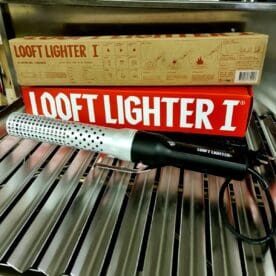 LooftLighter - tänder kolen på 60 sekunder - en drake i 2000tals kostym LooftLighter, en svensk uppfinning, där Herr Richard Looft kan tänkas blivit inspirerad av en drakes kraftfulla lågor. Vi pratar om en elektrisk tändare som likt en dopad luftvärmepistol flåsar igång kolen på 60 sekunder. LooftLighter är alltså en perfekt pryl för dig som vill tända kolen lika fort som det tar att starta en gasolgrill. Looftlighter passar lika bra för grillkol som för briketter som för trä i öppna spisen. Tänk på att olika träslag är olika bra på att hantera att bli "aggressivt" tända. Stabila träslag som inte bildar gnistor i någon större omfattning är quebracho blanco (vit ek), Binchotan style, ek, bok, hickory, körsbär, äpple. Träslag som kan sprätta och smälla lite mer när de provoceras är alla former av barrträd men även träslaget Marabu (aka Cuba kol). När du skall tända dessa träslag så rekommenderar BBQmonster att du istället smyger igång glödbädden med tändkuber.