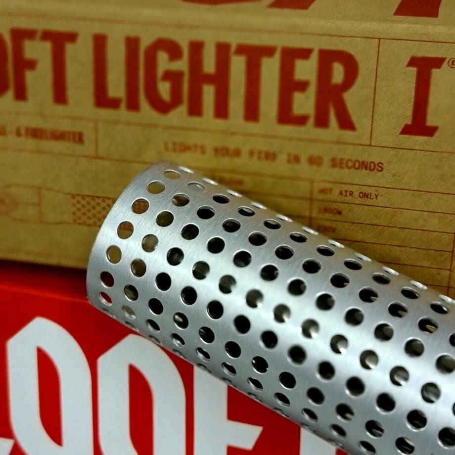 LooftLighter - tänder kolen på 60 sekunder - en drake i 2000tals kostym LooftLighter, en svensk uppfinning, där Herr Richard Looft kan tänkas blivit inspirerad av en drakes kraftfulla lågor. Vi pratar om en elektrisk tändare som likt en dopad luftvärmepistol flåsar igång kolen på 60 sekunder. LooftLighter är alltså en perfekt pryl för dig som vill tända kolen lika fort som det tar att starta en gasolgrill. Looftlighter passar lika bra för grillkol som för briketter som för trä i öppna spisen. Tänk på att olika träslag är olika bra på att hantera att bli "aggressivt" tända. Stabila träslag som inte bildar gnistor i någon större omfattning är quebracho blanco (vit ek), Binchotan style, ek, bok, hickory, körsbär, äpple. Träslag som kan sprätta och smälla lite mer när de provoceras är alla former av barrträd men även träslaget Marabu (aka Cuba kol). När du skall tända dessa träslag så rekommenderar BBQmonster att du istället smyger igång glödbädden med tändkuber.