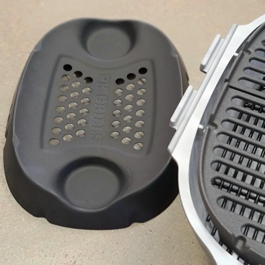 PK go Flipkit Sverige - den ultimata portabla grillen - grilla i locket eller styr tempen med locket - byggd i tjock aluminium, galler av gjutjärn - håller en livstid - delbar - grilla även fristående i locket - reglera tempen med flera ventiler Det finns portabla grillar i god kvalitet sen finns det PK Go Flipkit - en grill som tar begreppet "picknic grill" till en ny nivå - tveklöst så. Sveriges husvagnsägare, husbilsentusiaster, balkonggrillare och kanske även du som söker en stationär kolgrill av bästa kvalitet kan nu sluta leta, här finns en grym grill. Med denna grillen kan du grilla både direkt och indirekt (två-zons-grillning). God nog även i uteköket PK Go Flipkit är en portabel grill god nog att stå som en ordinarie grill i vilken trädgård som helst. Kvaliteten på PK Go grillen är bland det brutalaste som BBQmonster känt. Från uppackningen av kartongen som i sig själv består av segstark wellpapp och vidare så imponeras man av känslan. Själva grillen ligger i formgjuten skumplast och inga lösa delar finns, inget skramlande, inga repor - buntband och krympfilm i grov kvalitet håller allt på plats. Design och funktion Det smått unika med PK Go är att den är byggd som ett motorblock av aluminium, flera mm tjockt, där "locket" även är byggt för att agera som en extra grill (helt fristående). Så valet är att antingen grilla på en grillyta och använda locket som...just ett lock, annars skiljer du utan verktyg, locket från grillkroppen. Locket vänder du nedåt och placerar i den medföljande vaggan, vilken ser till att upprätta luftflöde in mot kolen. Det medföljer gjutjärnsgaller till båda grillarna, båda i samma storlek och båda i gjutjärn, varav det ena är uppdelat i två halvor för enklare hantering.Handtaget är av bakelit (du skall ej bära grillen i handtaget!). När du packar ihop grillen så ryms samtliga delar inne i grillen och du låser den med två rejäla hakar på grillens båda sidor. Eftersom att grillen är mycket tätslutande så har man gjort en speciell ingång i locket för att kunna föra igenom tråden till termometern. Hot and fast När du grillar hot n fast kan du välja att göra det med öppet lock eller med stängt lock. Med stängt lock kan du styra tempen så att den inte rusar iväg. Detta gör du genom att strypa lufttillförseln något nedtill och något på de två övre ventilationsvreden - dock skall det alltid finnas ett flöde av luft in (nedtill) och drag igenom grillen (styrs med de två ventilerna i locket). Om du vill grilla till flera personer kan du göra det "hibachi style" - alltså precis som en japansk bordsgrill. Då gör du det med öppna spjäll nedtill och använder med fördel den fantastiska Binchotan style kolen - då blir det v-a-r-m-t! Indirekt två-zons grillning När du vill köra köttet lite långsammare på lägre temp så placerar du kolen på ena halvan av kolgallret, sidan om placerar du en lagom stor droppskål som du fyller med vatten. Vattnet är med och stjäl energi och sänker på så vis tempen, samtidigt som droppskålen samlar upp dripp och dropp och på så sätt slipper du en fettbrand. Luftflödet nedtill styr till största del tempen, Ventilen i locket, som är rakt över kolen, stänger du. Ventilen ovanför köttet skall helt eller delvis vara öppen. Detta säkerställer att flödet av luft leder rök och värme över köttet och inte passerar rakt ut i kosmos. Vill du tillföra rök kan du med fördel strö woodchips över kolen eller placera woodchips i en bit folie placerat sidan om kolen. En grill för Sous vide -folket Denna täta aluminium grill i combo med ett genomtänkt luftflöde gör att PK Go kan uppnå hiskeligt höga temperaturer. Eftersom att avstånd mellan kol och galler är kort blir värmeanslaget massivt. Detta är önskvärt på bitar som skall G.R.I.L.L.A.S . Av den anledningen kan detta vara den ultimata lösningen för dig som kör kött eller fisk sous vide och önskar att hastigt och hett bränna av köttet för fin yta. Råd: Använd alltid ren och väldoftande kol (lump charcoal, inte briketter). Sortera gärna bort de största bitarna och använd dessa vid BBQ i en större Kamado eller grill, eller håll det till en stor bit kol i botten och mindre bitar runt om. Det sistnämnda är lämpligt vid BBQ och low & slow. Tänd med luktfria tändkuber. Öppna det nedre spjället till fullo. Tänd med en (1) tändkub om du är ute efter low & slow temperaturer (100-125 grader) och två tändkuber om du vill köra över het glöd. Stor nog för uteköket! Grillgallerna ungefärliga mått: 43cm x 31cm och det ingår alltså två galler (varav det ena är delat på mitten) Höjd inuti grillen: ca 11 cm från galler till lock Yttermått på grillens bredaste, djupaste och högsta punkter: 52 cm bred, 41cm djup och  Mått: 40*55cm Vikt: 22kg (kan göras lättare om man inte vill bära med sig båda gallerna).
