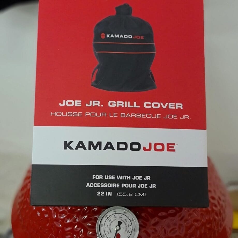 Regnskydd för Kamado Junior, ett väderskydd för bordsgrillar 37cm Regnskydd, väderskydd för Kamado Joe Junior Skydda din röda skönhet från regn, pollen, snö eller sandstormar - vem vet vad som händer här näst. Med detta skydd maximerar du livslängden och inte minst lika viktigt - håller din Kamado redo för grillning året runt. Detta regnskydd är skräddarsytt för Kamado Junior Joe från Kamado Joe o. Gissningsvis passar det även andra kamados i storlek kring 33 - 37 cm i grillyta. Vid skorstenen finns ett handtag för att förenkla hanteringen.