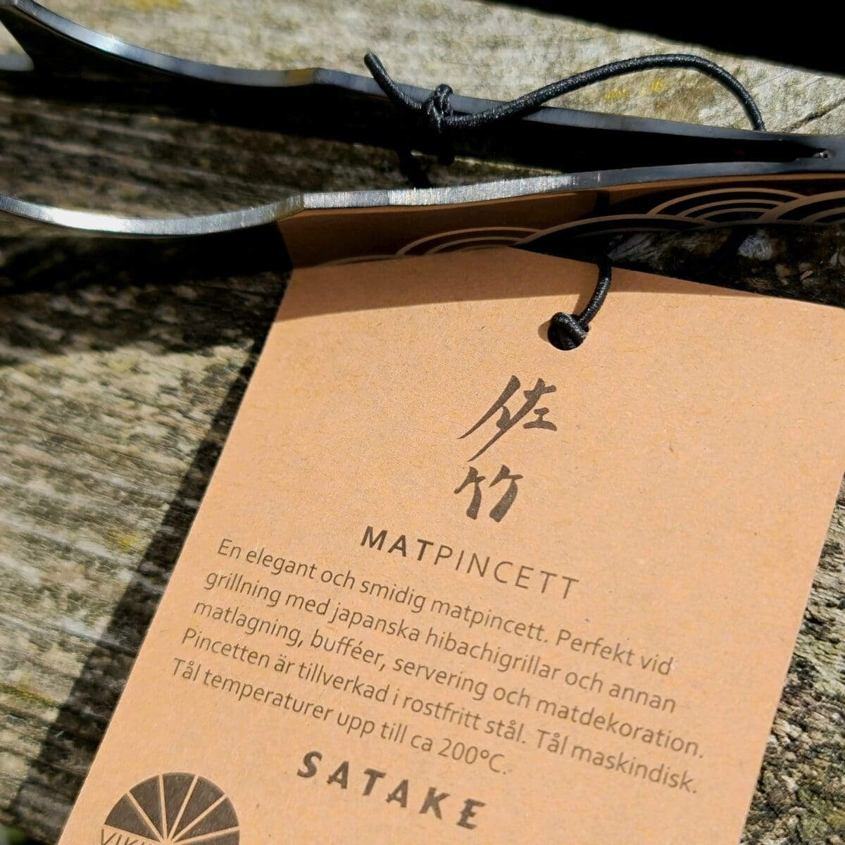 Matpincett - snygg, smidig hibachi-tång, kökspincett för matlagning och uppläggning Ett perfekt tillbehör för din japanska bordsgrill Med en matpincett som denna kan du pilla, vända, trycka och lägga upp utan att komma i kontakt med råvaran - matpincetten blir en förlängning av dina nypor! Denna hibachitång blir helt perfekt som tillbehör till din japanska bordsgrill. Hur ofta är man inte där med fingertopparna och - oh ah oh vaaaarmmmt - försöker vända en bit lök i stekpannan, en potatisklyfta i ugnsformen eller något annat där man önskar mer värmetåliga nypor. Här har du lösningen - en kockpincett. Med denna matpincett får du ytterligare räckvidd och kan med ett enkelt handgrepp vända, plocka och klämma på köttskivorna, lökringarna eller potatisklyftorna. En matpincett gör det även lättare att få till snygga uppläggningar, även om du skulle sakna fingertoppskänsla ;)