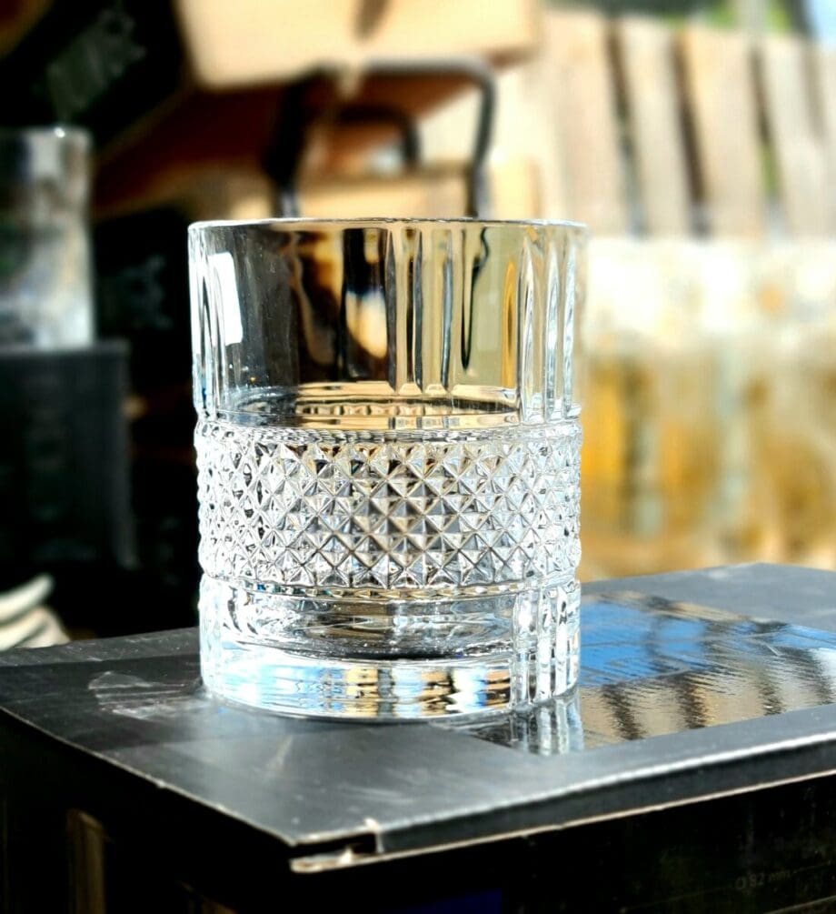Bourbonglas - "Brillante" - 6 Tumblerglas - Klassiker för Whiskey on the rocks "Brillante" ett 6pack Bourbon och Whiskey Tumblerglas av ett klassiskt och stilrent snitt, inte sällan sedda i filmer. En perfekt present till dig själv eller någon som uppskattar bourbon och whiskey. Tublerglas av denna stil är ett klassiskt glas för Bourbon, American Whiskey, Tennesse Whiskey och Kentucky Straight bourbon. Samtliga varianter av whiskey drickes med fördel i denna typ av Bourbonglas - ett glas som rymmer ett par större isbitar på bredden. Brillante Bourbonglas är kristallklara, vilket framhåller och låter dryckens nyanser lysa igenom, samtidigt som mönsterna låter ljus och skuggor reflekteras på ett stilfullt sätt. Glaset rymmer drygt 30cl och är 10 cm högt samt 8 cm i diameter Professionell kvalitet Kristallklar briljans Anpassat för maskindisk Glasen är tillverkade i Italien i en CO2 neutral fabrik. Glasen är till 100% återvinningsbara. BBQmonster berättar: Vad är skillnaden på Whisky, Whiskey och Bourbon? Whisky, whiskey eller bourbon - det finns såklart böcker skrivna på ämnet men lite grundtankar som du kan ta med dig när du pratar och diskuterar "whiskey". Whiskey med "ey" på slutet pekar oftast på att whiskeyn är från andra sidan atlanten - USA, Kanada. Bourbon är en gren av Whiskey trädet. För att en whiskey skall få kallas "Bourbon" ska den bland annat uppfylla att minst 51% av malten bestått av majs. Resten kan komma från korn, vete eller råg, endera eller som en mix. Inga färgämne får användas och det skall ha lagrats på nya kolade fat av amerikansk ek. Det sistnämnda tillför den klassiska doften och smaken av vanilj. Om en Bourbon har lagrat på fat mer än två år får den kallas för "Straight Bourbon". Bourbon är oftast en mild bekantskap oavsett från vilket område den kommer men testa dig fram, det skiljer mycket och inte minst i sötman. Många uppskattar Bourbon och Whiskey bättre när drycken serveras över isbitar som sänker tempen och får sötman att jämna ut sig - testa!