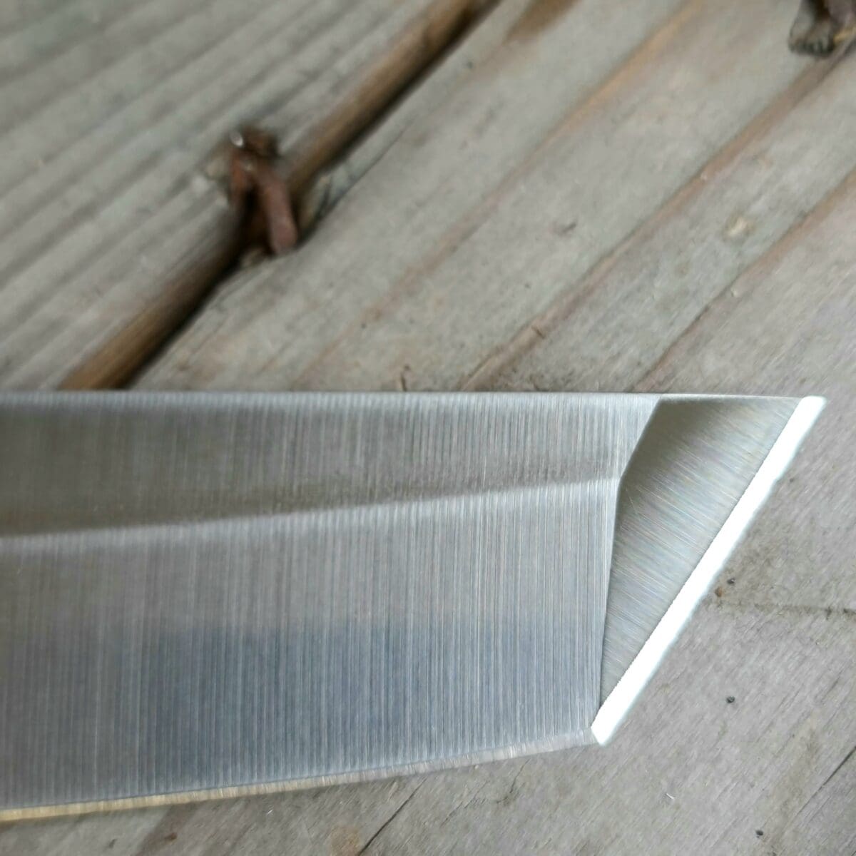 Red Spirit "Tanto" - Universalkniv av Tyskt rostfritt kolstål - proffskniv från F.Dick - grundat 1778. Universalkniv som kan spela många roller i köket. Butcher knife, Slaktkniv, Delningskniv från anrika F.Dick som grundades redan 1778. Knivtypen påminner om en japansk självmordskniv för misslyckade samurajer. Utformningen med den vässade och snedskurna avslutningen av eggen öppnar upp för att kunna skära mycket exakta snitt från udda vinklar. Bladet är mycket stabilt och viker inte även vid hårdare tag. Knivarna från F.Dick i serien Red Spirit används professionellt av både styckare och slaktare. Fokus på användarvänlighet, enkelhet att rengöra och ergonomi ligger i fokus. Skaftet ger ett bra grepp och är enkelt att rengöra. Handtaget passar både höger- och vänsterhänta. Red Spirit Tanto är gjord för att kunna användas professionellt. Både skaft och blad är helt fritt från mikroporer vilket gör att både blad och handtag går att får helt rent och desinficerat. Made in Germany av tyskt kvalitetsstål med följande egenskaper: Kolstål med blandning X50CrMoV15 Hårdhet 56° HRC vilket är ett relativt mjukt stål - något som gör att du själv enkelt kan hålla din kniv vass. Total längd: 34cm Längd på bladet: 22 cm Längd på skaftet: 12 cm