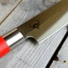 Red Spirit "Tanto" - Universalkniv av Tyskt rostfritt kolstål - proffskniv från F.Dick - grundat 1778. Universalkniv som kan spela många roller i köket. Butcher knife, Slaktkniv, Delningskniv från anrika F.Dick som grundades redan 1778. Knivtypen påminner om en japansk självmordskniv för misslyckade samurajer. Utformningen med den vässade och snedskurna avslutningen av eggen öppnar upp för att kunna skära mycket exakta snitt från udda vinklar. Bladet är mycket stabilt och viker inte även vid hårdare tag. Knivarna från F.Dick i serien Red Spirit används professionellt av både styckare och slaktare. Fokus på användarvänlighet, enkelhet att rengöra och ergonomi ligger i fokus. Skaftet ger ett bra grepp och är enkelt att rengöra. Handtaget passar både höger- och vänsterhänta. Red Spirit Tanto är gjord för att kunna användas professionellt. Både skaft och blad är helt fritt från mikroporer vilket gör att både blad och handtag går att får helt rent och desinficerat. Made in Germany av tyskt kvalitetsstål med följande egenskaper: Kolstål med blandning X50CrMoV15 Hårdhet 56° HRC vilket är ett relativt mjukt stål - något som gör att du själv enkelt kan hålla din kniv vass. Total längd: 34cm Längd på bladet: 22 cm Längd på skaftet: 12 cm
