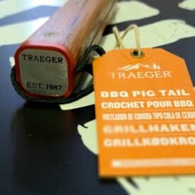 Pig tail flipper traeger är ett alternativ till grilltång ett grillverktyg där du enkelt flippar runt köttbiten