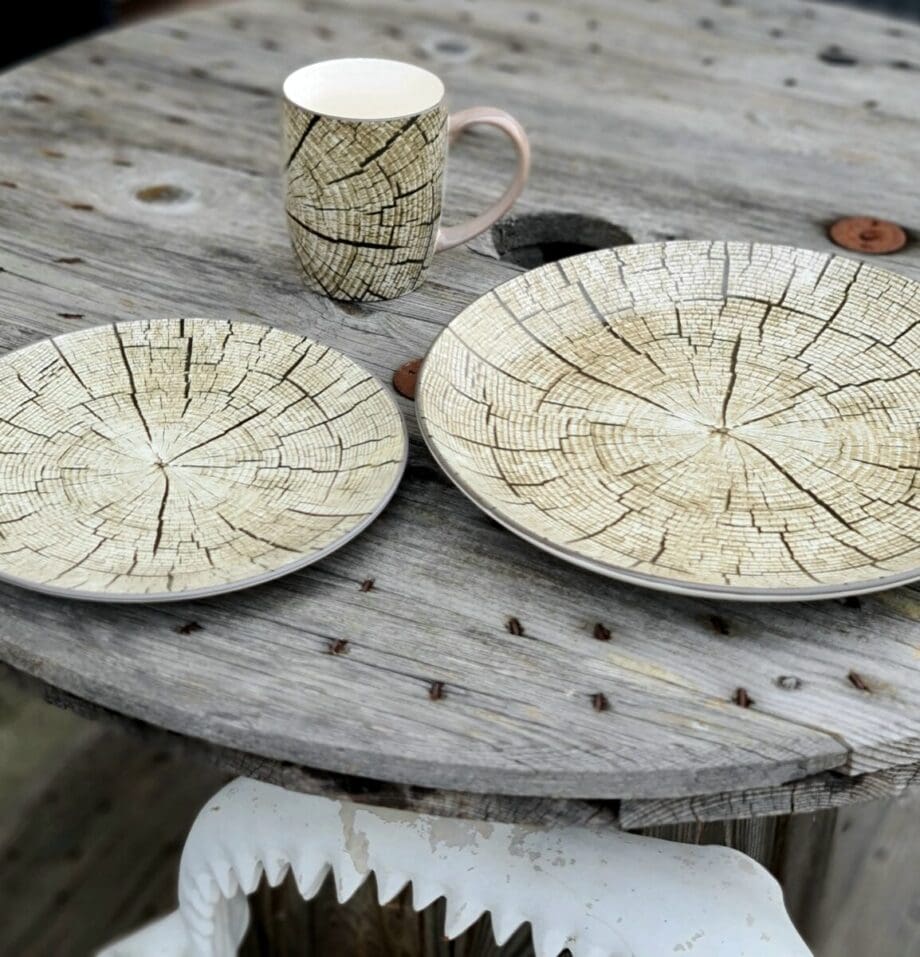 Tallrik "timber" 28cm i 6pack - motiv av en en timmerstock i genomskärning Mysigt i stugan och grillhörnan inredning för en "Lodge lifestyle" och "Cottage lifestyle" Tallrik, mattallrik 28cm, med ett unikt motiv - en timmerstock i genomskärning! Säljs i paket om 6st i varje. Duka snyggt och med en rustik stil med denna tallrik med motiv av en timmerstock. BBQmonster har lanserat ett utvalt koncept av prylar som ryms inom begreppet Lodge lifestyle och Cottage Lifestyle, en växande trend är nämligen att vi söker oss mot en inredning som skall ge oss lugn och gemyt. För många är sannolikt den ultimata målbilden en spartanskt inredd stuga, gärna med träväggar, öppen spis och en lurvig fäll på golvet. I dessa två koncept skall BBQmonster försöka hitta guldkornen (eller silver eller trä...) som symboliserar och skapar känslan av mysfaktor hög. Butiken i Ödåkra är i sig själv inredd med liggande träpanel och inredning som skall skapa en skön känsla, Det är utifrån kunders frågor kring inredning som BBQmonster fick idéen att utöka med dessa Lodge Lifestyle och Cottage Lifestyle. Planen är inte att göra om BBQmonster till en inredningsbutik, utan fokus kommer fortsatt vara på GRILL och BBQ - men då livsnjuteri vid grillen är starkt närbesläktat med livsnjuteriet som sker under en weekend i stugan, i fjällen eller kanske i ditt hem som du format utefter att få känslan av en timmerstuga, jaktstuga eller någon annan målbild som du ser för ditt inre. Här har du ett sådan objekt: en tallrik av keramik med motiv föreställande en timmerstock Mått (cm): 28cm i diameter Vikt 1kg per styck Paketet innehåller 6stycken tallrikar
