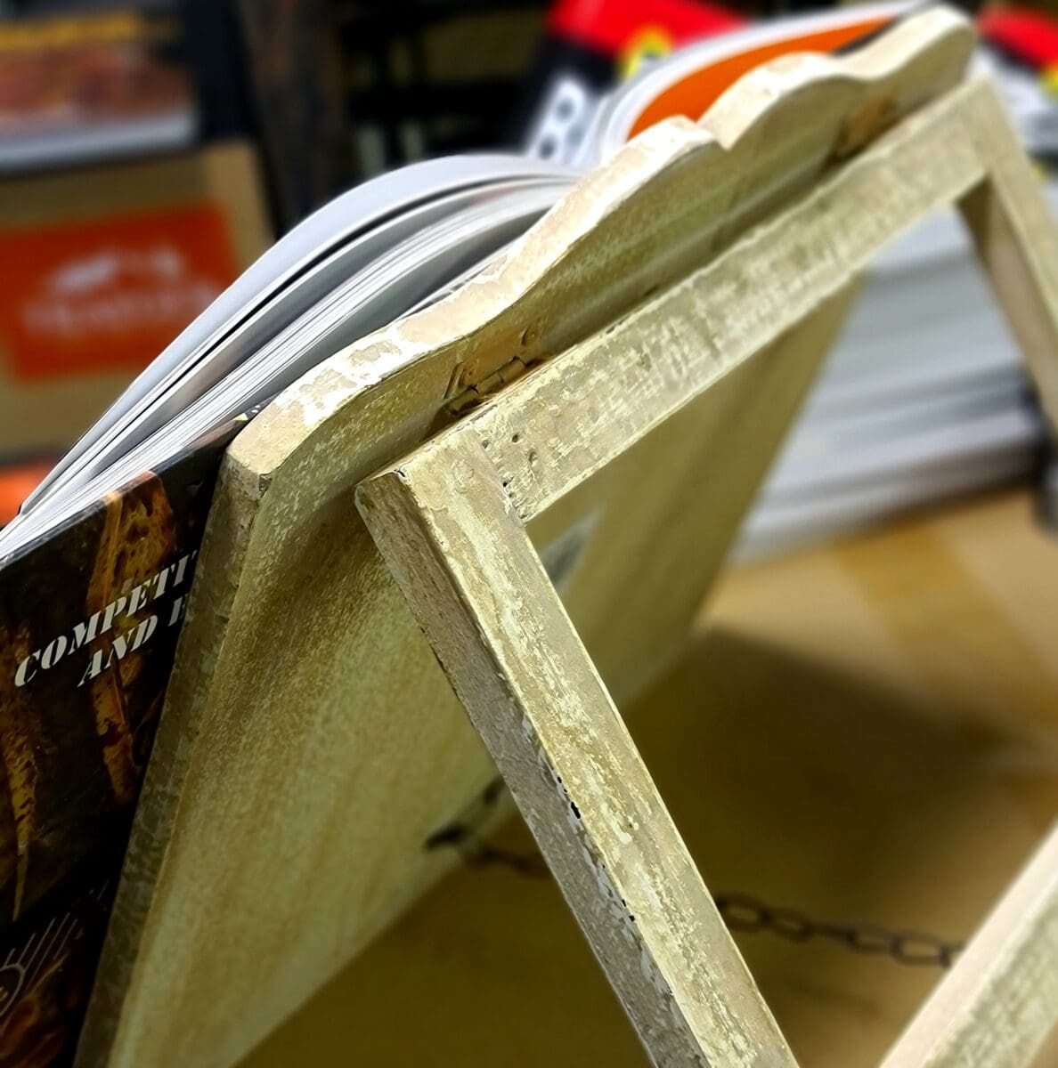 Kokbokshållare - bokhållare som håller receptboken öppen - snyggt och praktiskt - shabby chic style Kokbokshållaren är en bokhållare i läcker ljus shabby chic style, gjord av trä. Denna hållare kan användas för alla böcker och funktionen är given - bättre överblick och mindre kladdande på sidorna då bokhållaren förhindrar att boken stängs ihop. En snygg inredningsdetalj som passar perfekt i kök, inte minst om du gillar en lantlig stil eller shabby chic style.