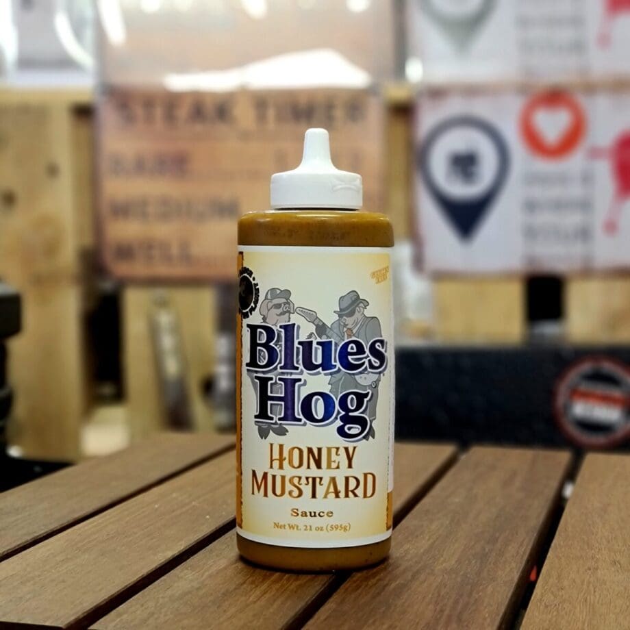 Blues Hog Honey Mustard - senapsbaserad BBQ-sås, grunda eller som sås - Squeeze-flaska! Blues Hog Honey mustard är en hörnsten i den såshylla - en senapsbaserad sås. En välsmakande sås direkt på en hotdog, i din brisket sandwich eller att grunda revben och annat kött med innan det rubbas. Denna sås innehåller hela 49% senap och med detta även en mindre mängd socker än många andra BBQ-såser Såserna från Blues Hog komponerades av legenden Bill Arnold och används flitigt av tävlande pitmasters och kockar över hela världen, jo det är sant, heeelaaa jordklotet faktiskt. En senapsbaserad sås är en grundkomponent i en komplett bbq-såshylla. Inget annat är lika mångsidigt som en senapssås. (BBQmonster har gjort sillinläggningar på denna sås - grymt även så!). Såsen kommer i squeezeflaska vilket gör att du slipper korkar som kladdar och samtidigt underlättas hanteringen när du skall lägga trycka ut det sista ur flaskan. Denna sås passar till fisk, fågel och mittemellan. 