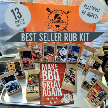 BBQmonster Rub - best seller kit - 13 rubs + en plåtskylt på köpet! Kryddblandningar för optimal BBQ Malda i kvarn i Ödåkra Rubs och kryddblandningar för Griskött, Nötkött, Kyckling och Fisk. Bästsäljande rub kit där du får det bästa från BBQmonsters egna varumärke #RubsByBBQMonster. Så långt ifrån en "grillkrydda" du kan komma. Så långt ifrån Mainstream du kan komma. Men så nära den perfekta BBQ och Grillupplevelsen du kan komma. I Rub paketet som fyller din kryddhylla med best sellers får du även med en plåtskylt att hänga upp i din grillhörna (det finns många olika modeller och du erhåller en av dem. Om du önskar en speciell skylt så notera ditt önskemål när du är i kassan så skall vi göra vad vi kan för att ge dig just den!) Detta paket med utvalda bästsäljare från RubsByBBQmonster är en perfekt present till den matlagningsintresserade grillaren och BBQ-entusiasten. Ett paket med rubs för exempelvis Brisket, Short-ribs, Oxfile, Flap, Ryggbiff, Entrecote, Hamburgare, kotletter, Pluma, Secreto, Ribs, Kamben, kyckling, beer can chicken, lax, rökt lax, pulled pork, smash burgers och den senaste storsäljaren SPG. BBQmonster har sedan 2017 utvecklat och malt rubs i den fysiska butiken 557 meter från Väla köpcentum. SPG (S.P.G) har flitigt beställts över disk och serverats färskmald. Trenden att fler och fler använder sig av bättre och bättre kött gör att fler och fler också vill ha en så "clean" krydda som bara möjligt. Av den anledningen har BBQmonster nu valt att standardisera vår egna SPG och göra den tillgänglig även för alla som handlar på webben. Samtliga rubs innehåller eller kan innehålla spår av SENAP och SELLERI. I övrigt används inga råvaror som klassas som allergena eller kräver särskild märkning. Rubs i detta paket innehåller inga smakförstärkare, färgämnen eller andra tillsatser, ej heller klumpförebyggande medel vilket gör att du skall förvara kryddorna torrt och ej över normal rumstemperatur. Tips: en bra ströare eller alla påsar i en burk med tätslutande lock. 12 av 13 rubs har ett innehåll motsvarande 1.8 dl per påse = ca 125 gram netto. Den 13:e rubben är SPG och väger 200 gram. Naturligt fria från Gluten! För komplett innehållsförteckning se respektive rub nedan:  Winner Beef Burgerkung Black & White with a sting Brisket & Beef ribs Beer can chicken Smoke ém Max the Lax SPG Sweet ribs Gris #1 Pulled Pork Grisen från Iberico O.R.R (original Rib Rub)