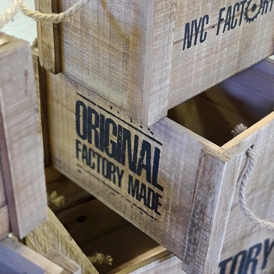 Snygga vintage trälådor hamparep som handtag, vintage lådor i industridesign - 3 olika storlekar ingår! Snygga trälådor för uteköket Förbannat råa men mysiga trälådor i trendig industridesign. Fungerar även helt perfekt som inredning i ett shabby chic hem eller stugan som andas cottage eller lodge liftestyle!  Varje låda har handtag av naturlig hampa och ett stämplat tryck på träet Minsta lådan har stämpel: NYC Factory och måtten 30x20x18cm hög Mellan-lådan har stämpel: Original factory made och måtten 36x26x20cm hög Största lådan har stämpel: The Factory Snygga trälådor i vintage utförande som passar perfekt som förvaring av prylar som du vill ha framme och nära - lådorna skäms inte för sig och kan stå staplade rakt på golvet om du så vill. Industridesign trälådor som är perfekta för att förvara värmeljus, ljus och annat i.