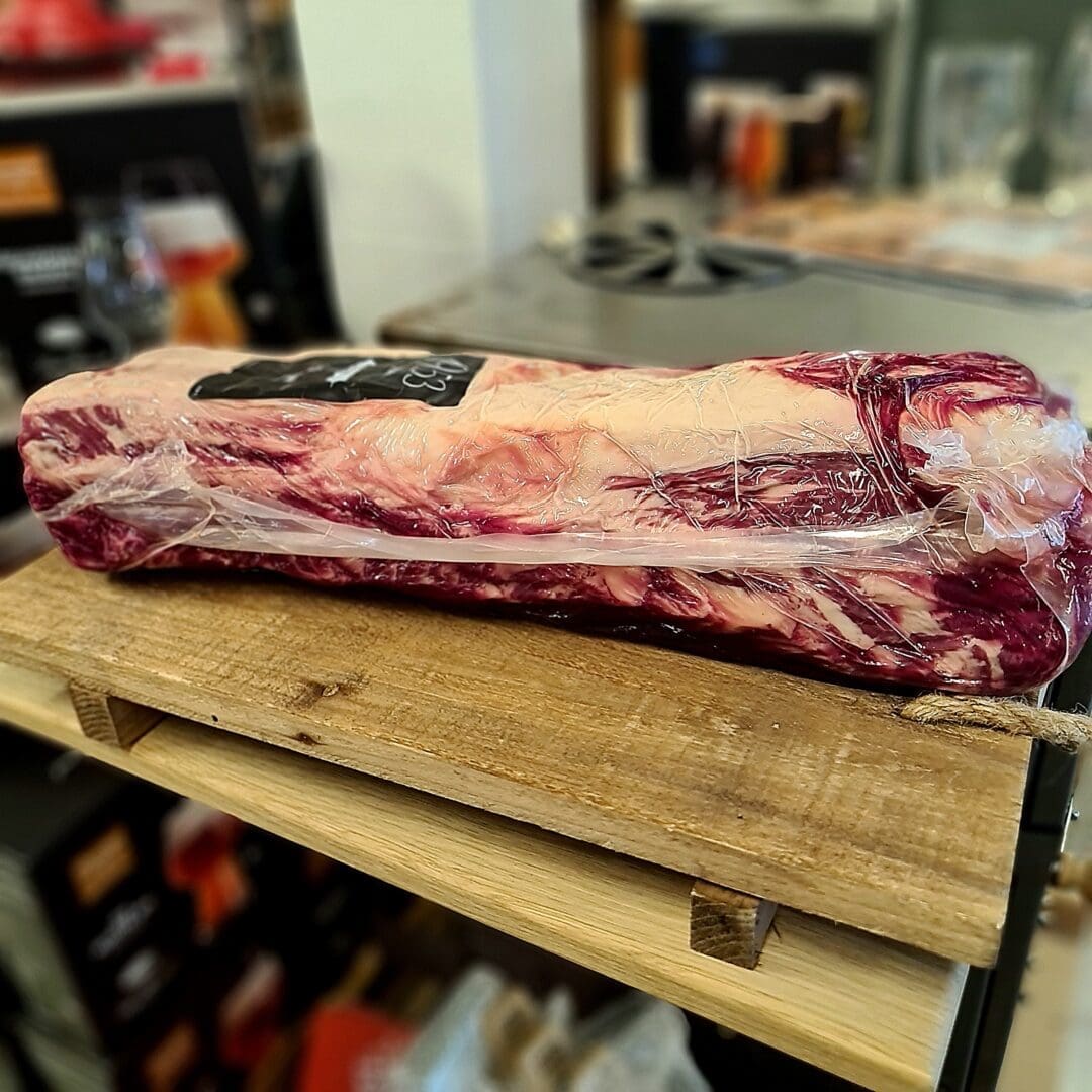 Ryggbiff med kappa av grainfed black angus Ryggbiff med kappa Vacker ryggbiff med fettkappa av grainfed black angus. Fantastiskt kött för direktgrillning eller som low grilling i hel bit. Kylt kött med lång hållbarhet (0-2 grader). Går att frysa in. Brasilien underbart marmorerad och med läcker fettkappa! Djur som gått med minst 200 dagars majs/korn-diet vilket påverkar kvaliteten och smaken enormt mycket. Pris 399kr per kg Förpackningsstorlek: cirka 5 kilo