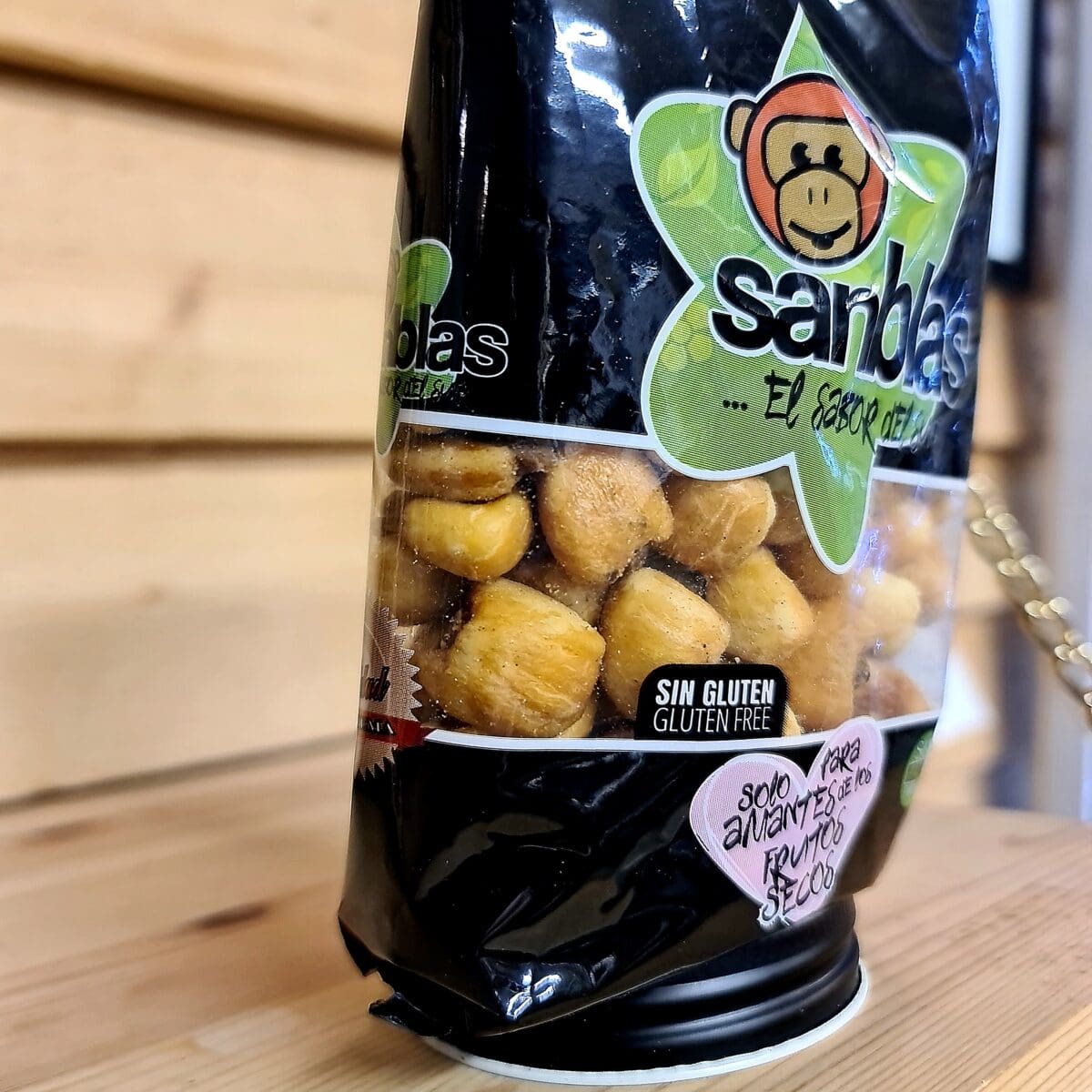 Stora friterade majskorn - svårt beroendeframkallande glutenfritt snacks - kvalitetsprodukt från Spanien Kommer du ihåg första gången du fick ett friterat, perfekt saltat majskorn i din mun? Kanske var det på en uteservering på kanarieöarna med ett stort frostat glas iskall lager i din ena hand? Här har du i alla fall snackset som passar helt makalöst bra till en iskall bärs. Majskornen i denna förpackning är betydligt större och krispigare än de små majskorn som du hittar på stormarknaden.  Nettovikt 125 gram Innehållsförteckning: Majskorn, solrosolja och salt. Kan innehålla spår av  SOJA, MJÖLK, SESAMFRÖ, SULFITER, JORDNÖTTER och andra NÖTTER Bäst före se förpackningen. Förvaras torrt och svalt. Tillverkat i Spanien. Näringsinnehåll per 100gram Energi kcal 429 Kcal Fett(g) 10,3 (varav mättat 1,5) Kolhydrater (g) 73,8 (varav sockerarter 0,9) Protein (g) 7,3 Salt: 0,94 g