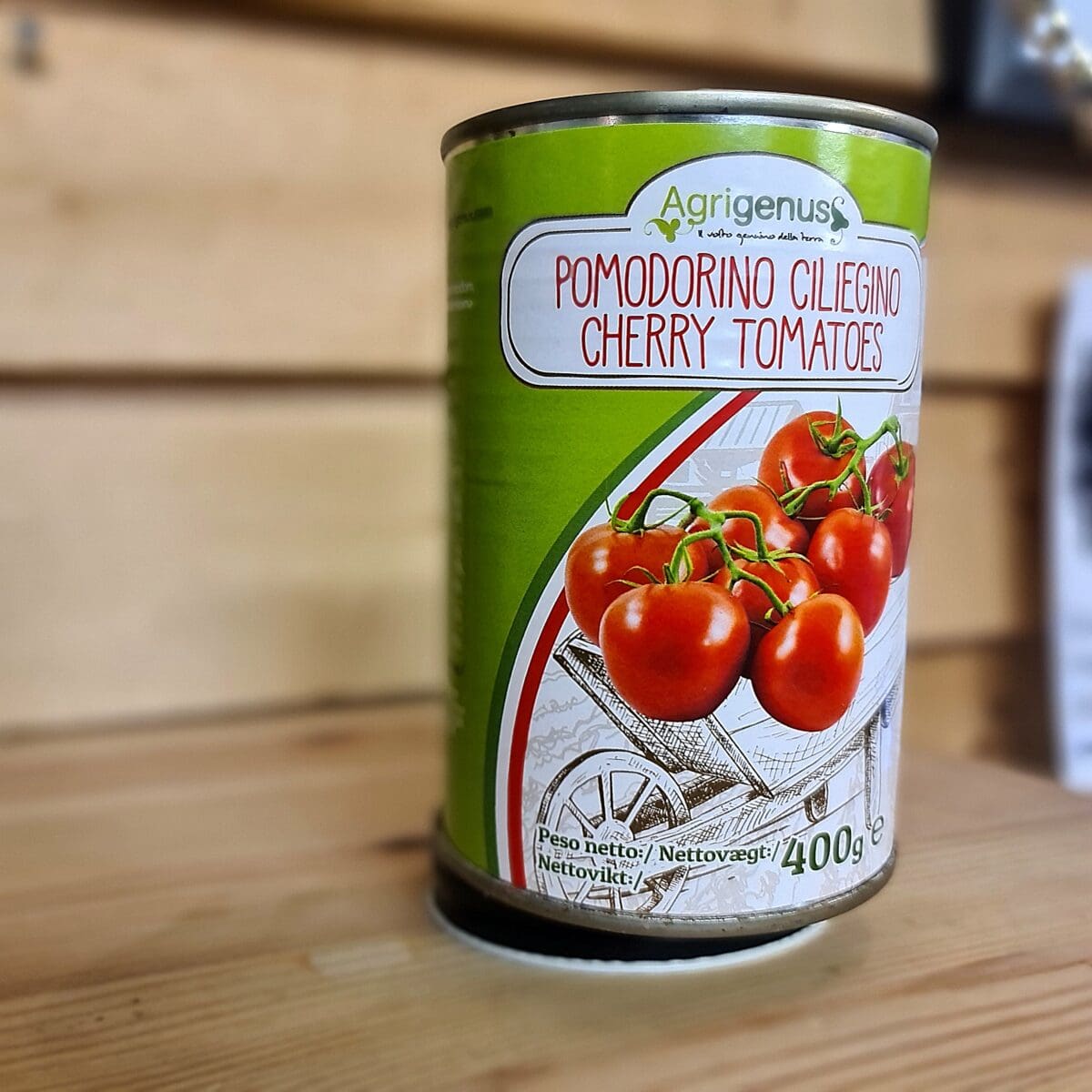 Pomodorin0 Ciliegino - Italienska körsbärstomater - fullmogna och söta tomater odlade i vulkanjord vid Vesuvius Körsbärstomater från italien som växer i den bördiga jorden nedanför Vesuvio´s sluttning. En delikat tomat som skördas fullmogna under tidiga hösten. Denna tomat är den perfekta grunden till en vällagad tomat och pastasås, tomatsoppa eller "salsa per pizza". Körsbärstomaterna i denna konserv ligger i sin egna saft och endast en liten mängd salt är tillförd - resten är upp till dig capo! Innehållsförteckning: Körsbärstomater, tomatjuice och salt Bäst före se burken Näringsinnehåll per 100gram Energi kcal 22Kcal Fett(g) 0,5 (varav mättat 0,0) Kolhydrater (g) 3 (varav sockerarter 3) Protein (g) 1,2 Salt: 0,22g Nettovikt: 400 gram Att göra pizza på grillen är en fröjd för alla sinnen. Testa att lägga med ett par bitar av olivträ eller annat trä för att skapa både varmare klimat och godare doft. Torrt trä brinner hetare än både kol och briketter. Vill du inte använda trä i din grill så bör du vara noga med att använda en kolsort som klarar att bära iväg hettan en bit över 300 grader, gärna runt 350 grader. BBQmonster rekommenderar  Best Charcoal Ek och Björk - kol som kan leverera riktigt höga temperaturer och ändå förbli stabil utan gnistor och sprätt. Vill du smaksätta såsen med en god olivolja så spana in BBQmonsters Chiliolja och Tryffelolja av fin italiensk olivolja, naturligt smaksatt.