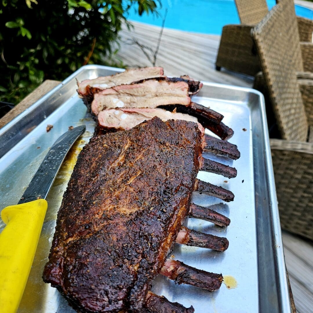 St. louis cut ribs av spansk duroc gris fransk styckning vilket innebär att benen är blottlagda en rejälköttkaka på flera cm sitter ovanpå benen wow