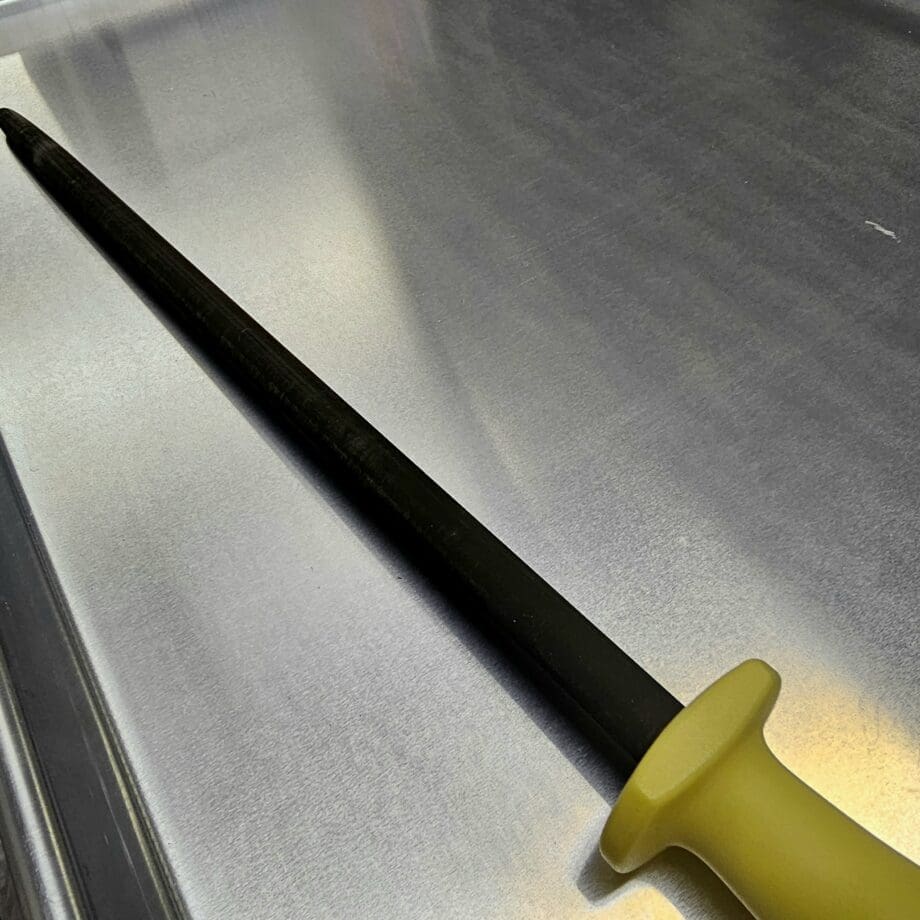 Keramiskt bryne - butcher style - 31cm långt bryne som håller dina knivar i topptrim Slut med trötta knivar - med detta keramiska bryne (31 cm långt). Använd det regelbundet och du behöver sällan slipa dina knivar. Ett brynstål eller keramiskt bryne rätar upp eggen som lägger sig vi daglig användning. Tekniken: håll brynstålet i ena handen, luta eventuellt spetsen mot en bordsyta, och svep därefter hela knivens egg med ett lätt tryck mot brynet med en vinkel på ca 20 grader, byt mellan höger och vänster sida för en jämn effekt. Detta keramiska bryne är en proffsmodell som är betydligt längre och tyngre än de flesta andra bryne. Handtaget är rejält och har en ring som avslutning så att du kan hänga upp det i det kök - butcher style.