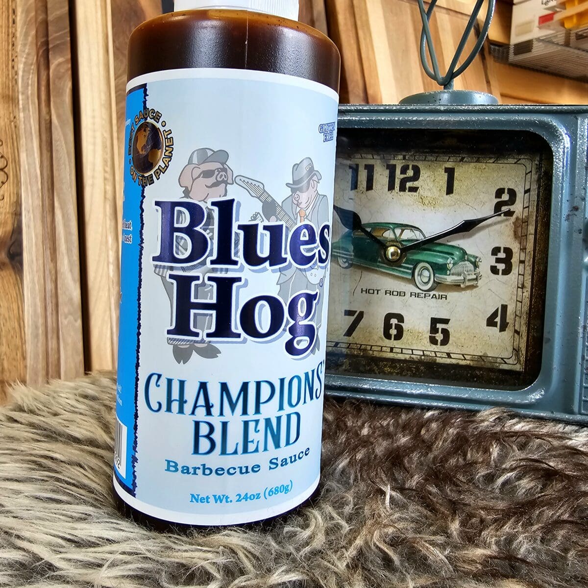 Blues Hog Champions Blend BBQ-sås, perfekt även som glaze - Squeeze flaska! Blues Hog Champions Blend är en högt aktad, rankad och omtalad BBQ-sås som även fungerar utmärkt som glaze. Såsen komponerades av legenden Bill Arnold och används flitigt av tävlande pitmasters och kockar över hela världen, jo det är sant, heeelaaa jordklotet faktiskt. Provsmakningen sitter fortfarande i munnen när texten skrivs och faktum är att spottkörtlarna producerar saliv och smaklökarna ropar efter mer. Suveränt fin balans i denna sås,  syra och sötma i balans följt av en lätt touch av rök och en omfamnande värme som inte stör utan bara bygger höjd på smakerna. Såsen kommer i squeezeflaska vilket gör att du slipper korkar som kladdar och samtidigt underlättas hanteringen när du skall lägga på glaze på revben - lägg bara en sträng eller två och pensla ut. Denna sås passar bäst till gris (oavsett om vi pratar om ribs eller kotletter) och sötklibbiga, chilistarka kycklingvingar eller andra skinnklädda detaljer från kyckling. Vissa kör den även på nötkött och de Blues Hog Original är även utmärkt som en kall BBQsås direkt på tallriken.